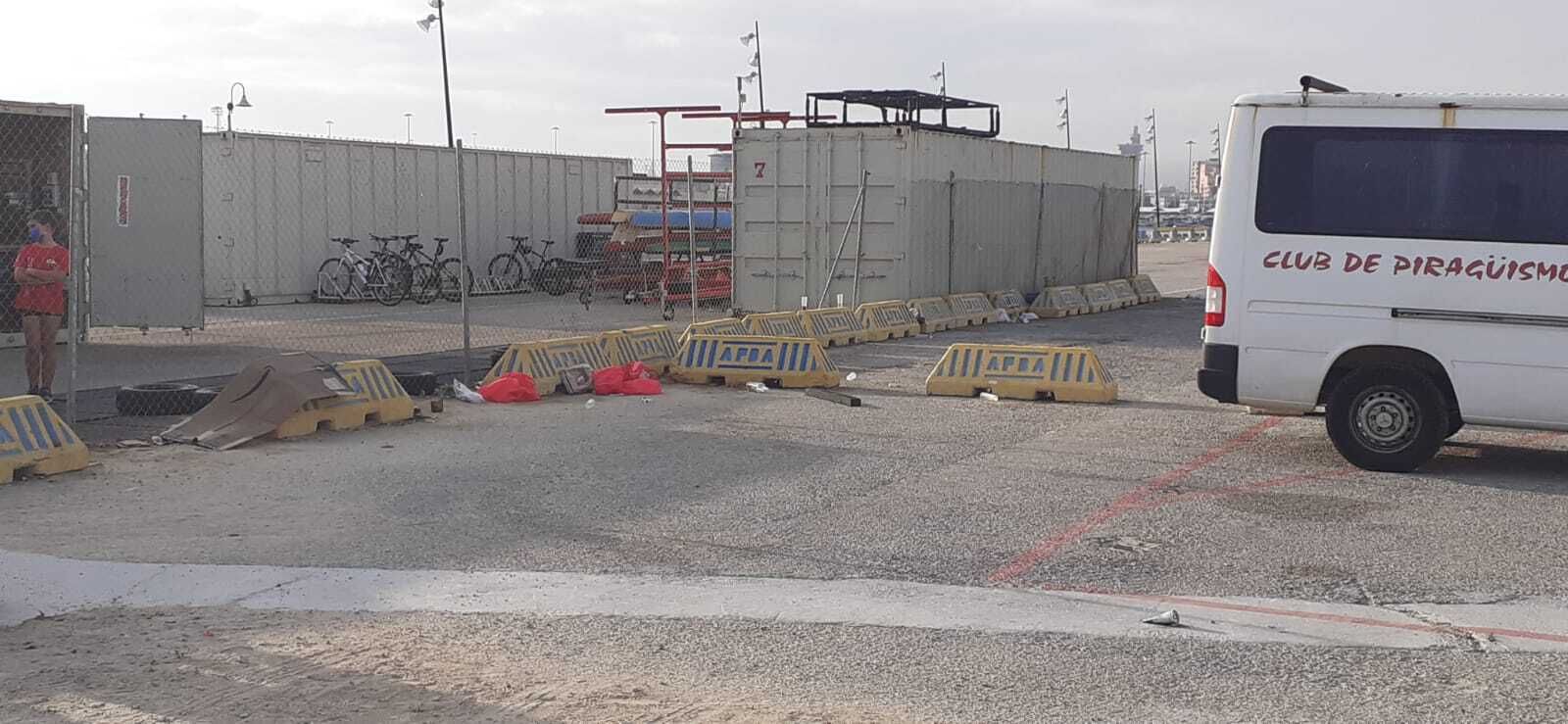 Restos de botellón, este sábado por la mañana junto al CP Algeciras.