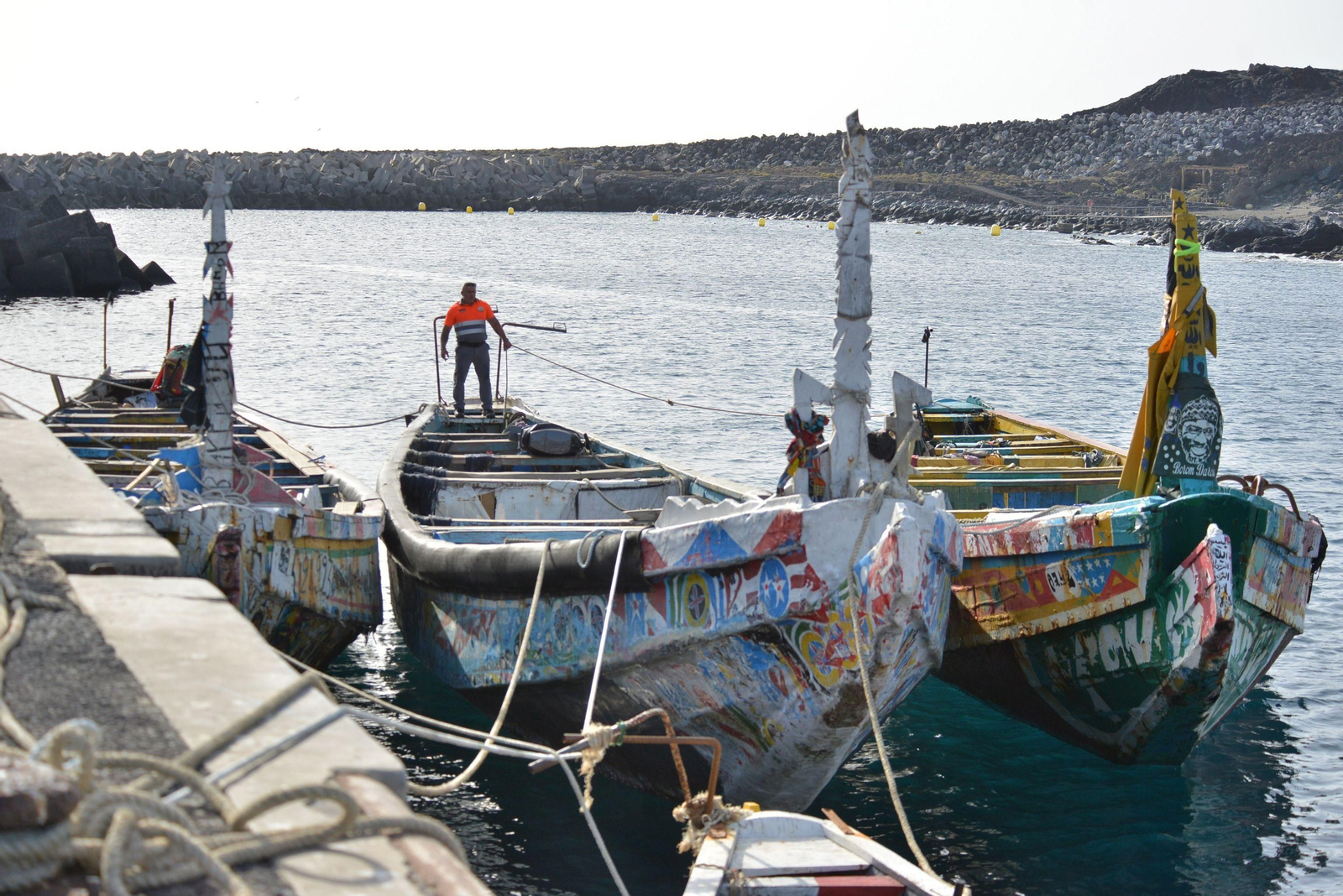 Tres cayucos que han arribado con migrantes en las islas Canarias