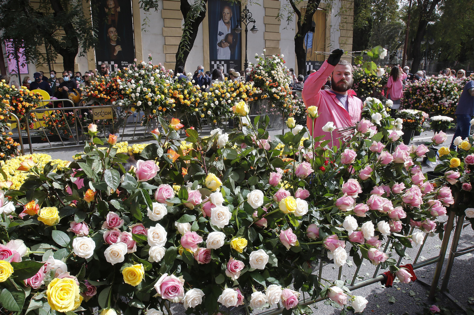 CORTE DEL PASEO COLON CON MERCADILLOS Y COLOCACION DE FLORES