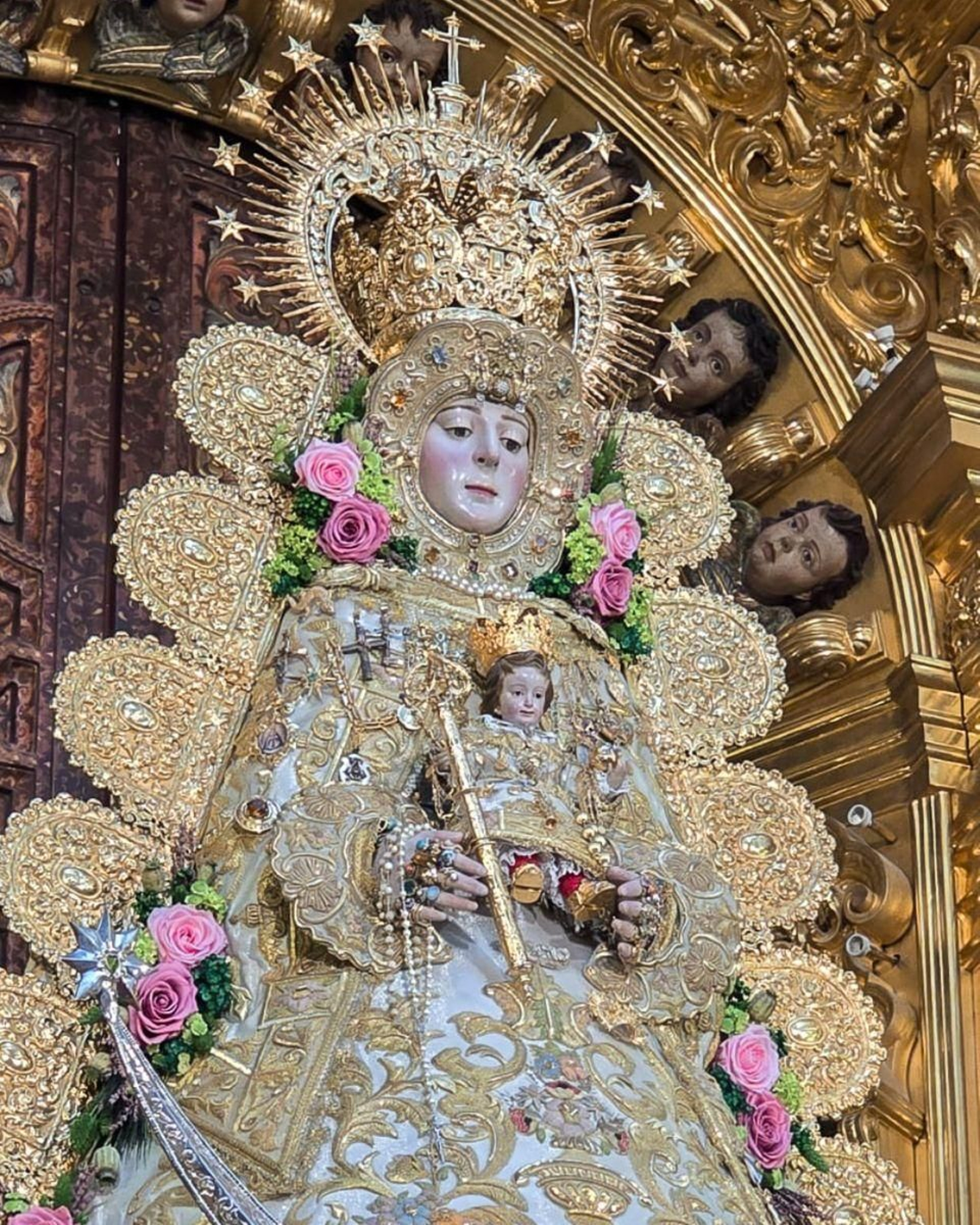 La Virgen del Rocío con el rosario del papa Francisco.