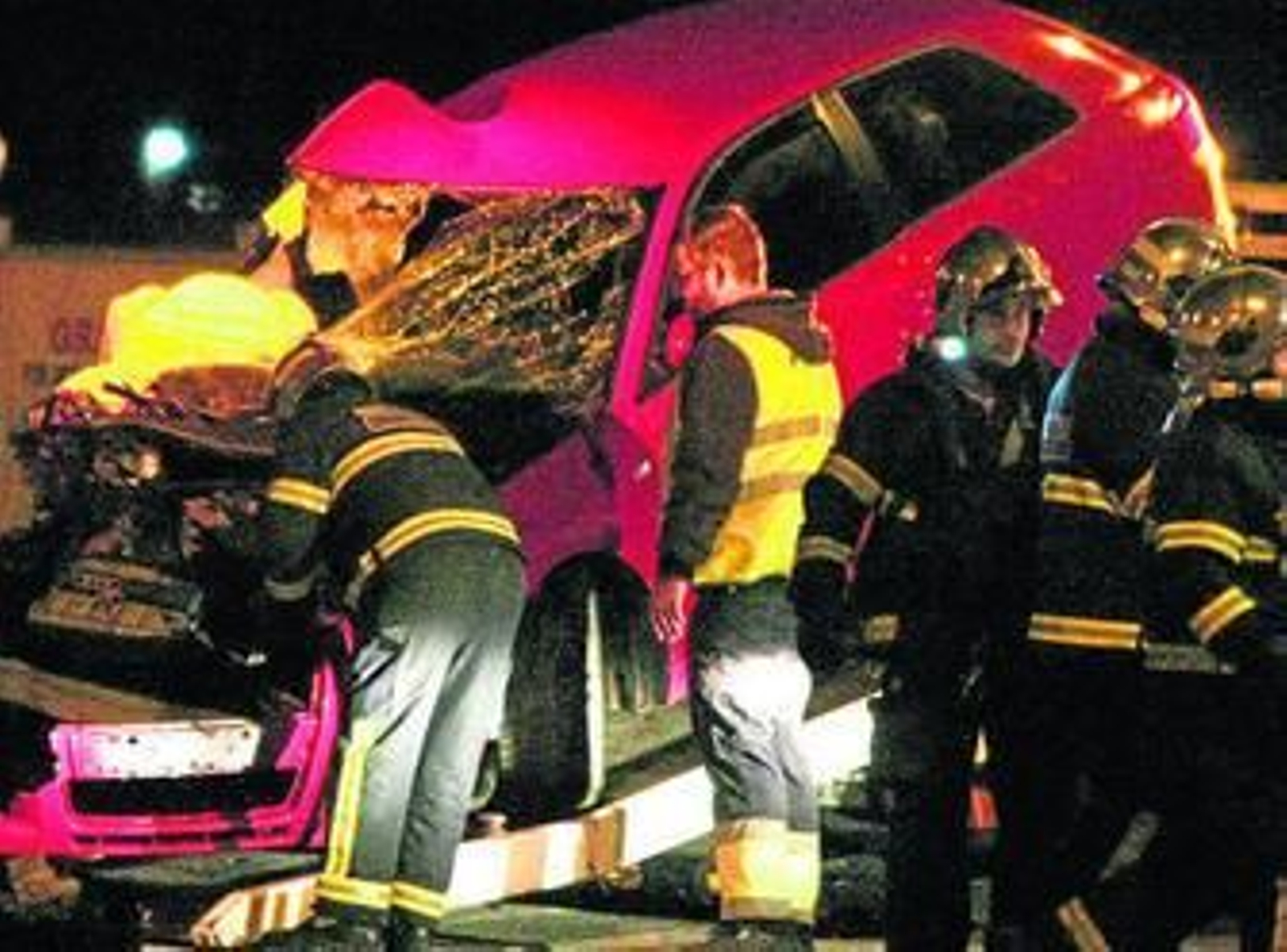 Imagen de Bomberos y Policía junto al vehículo accidentado, ayer. Imagen de Bomberos y Policía junto al vehículo accidentado, ayer.