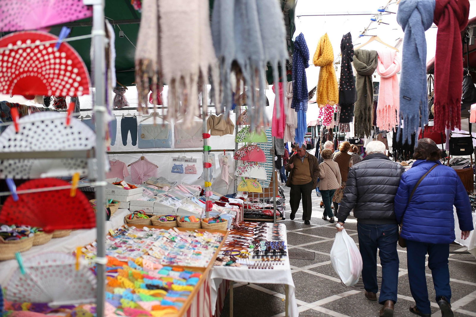 Varias personas pasean entre los puestos de venta ambulante de la calle Parada y Barreto esta semana.