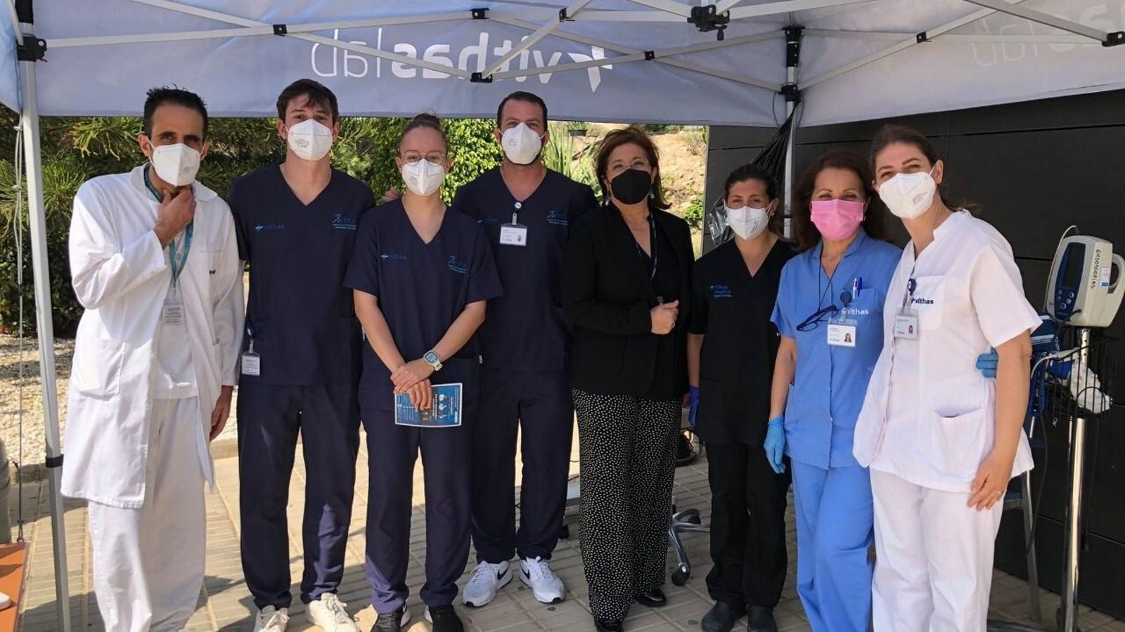 Equipo de profesionales que están realizando actividades organizadas con motivo del Día Mundial de la Salud