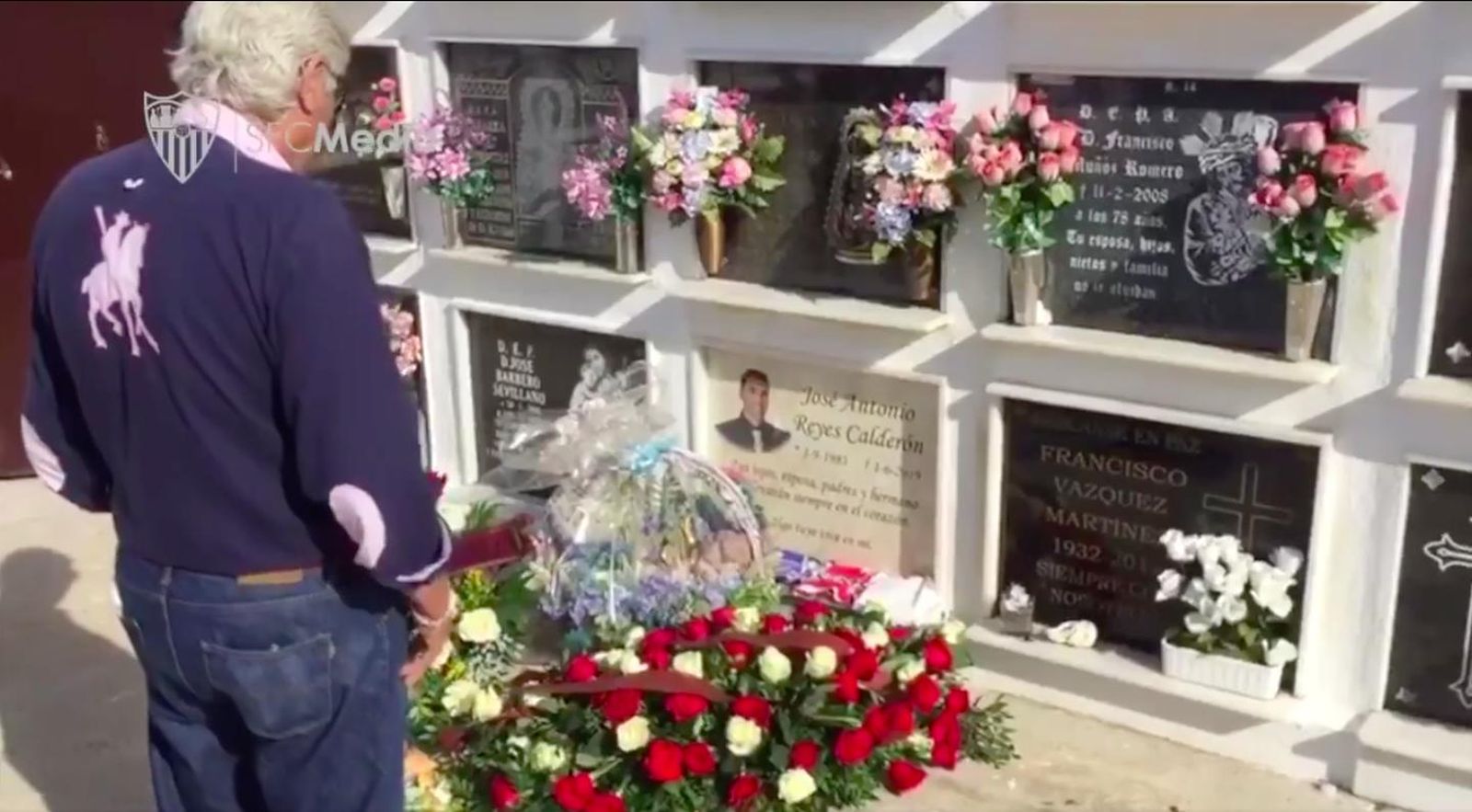 Paco Reyes, padre del futbolista, este lunes en la tumba de la leyenda sevillista en el cementerio de Utrera.