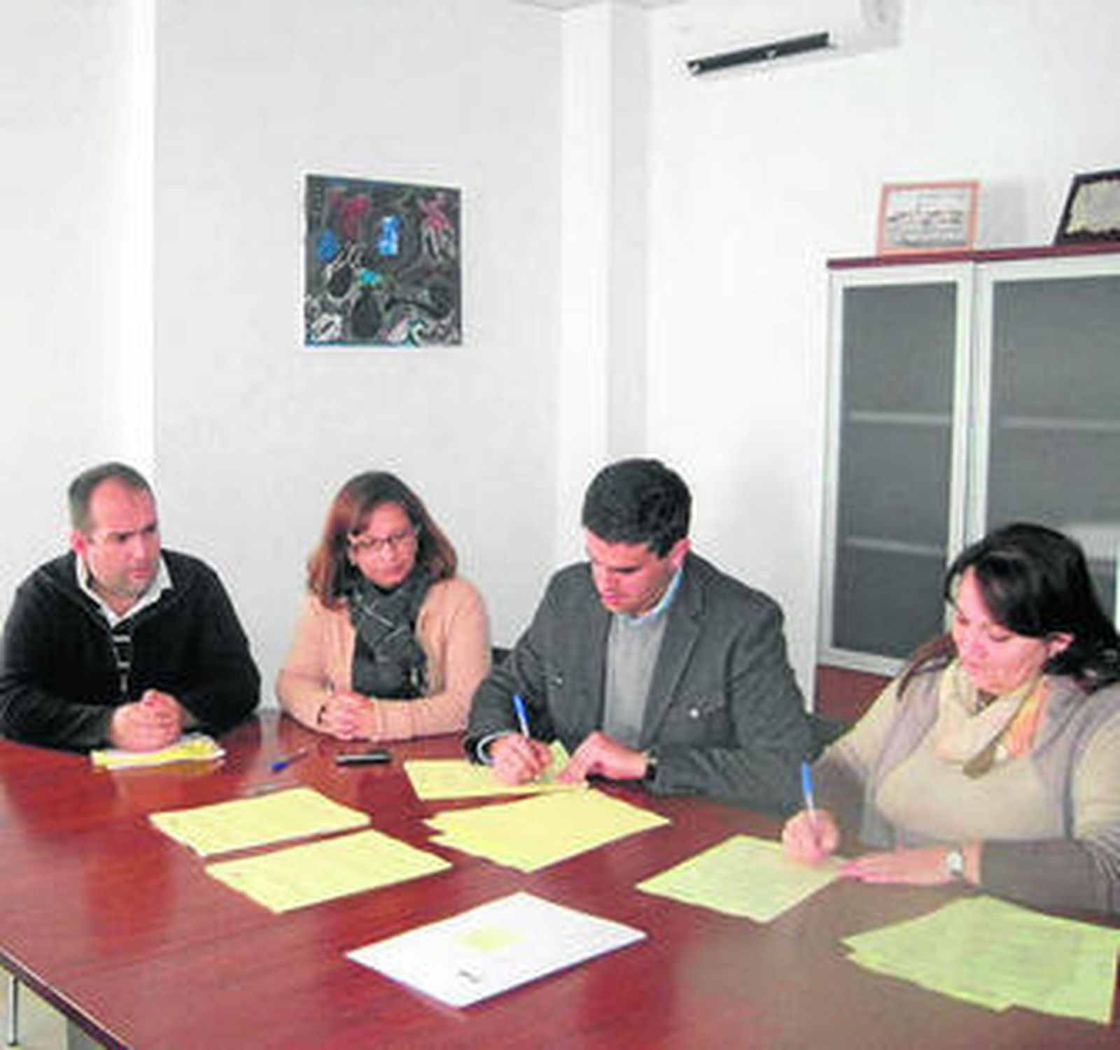 El alcalde de Vejer plasma su firma junto a la responsable de Avadis.