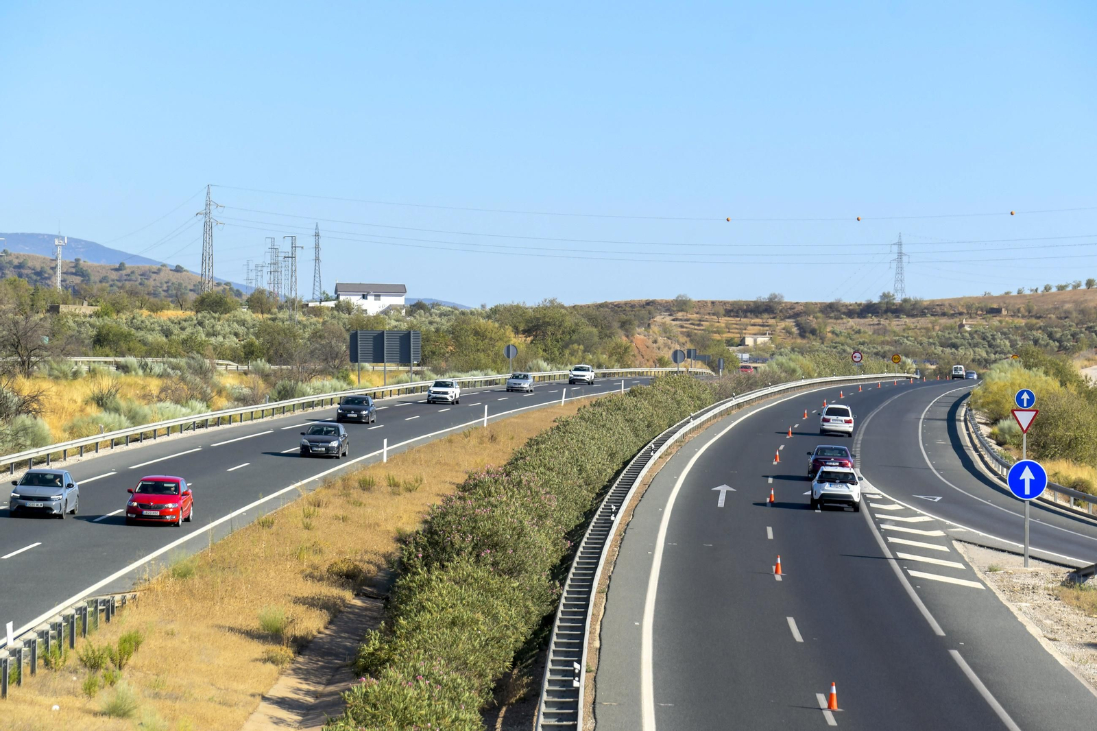El año en el que volvieron los conos a la autovía de la Costa para evitar atascos, habilitándose un carril adicional de subida
