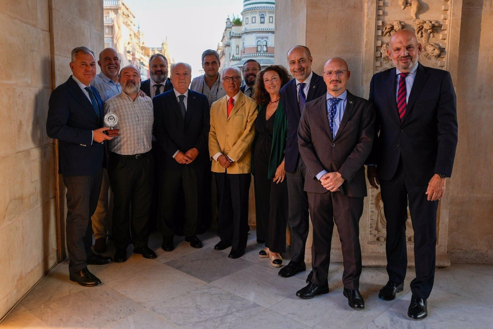 Fotografía en el Ayuntamiento de Sevilla con los miembros de la hermandad como protagonistas