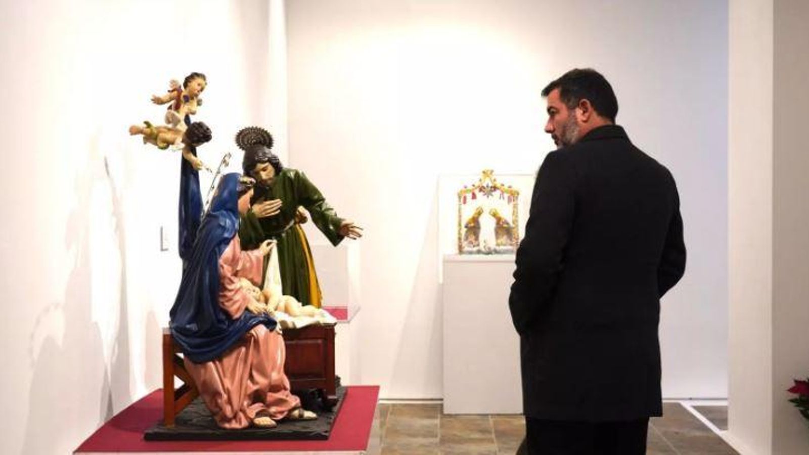 Una persona observando una de las esculturas que conforman la muestra 'El Belén de Andalucía'.