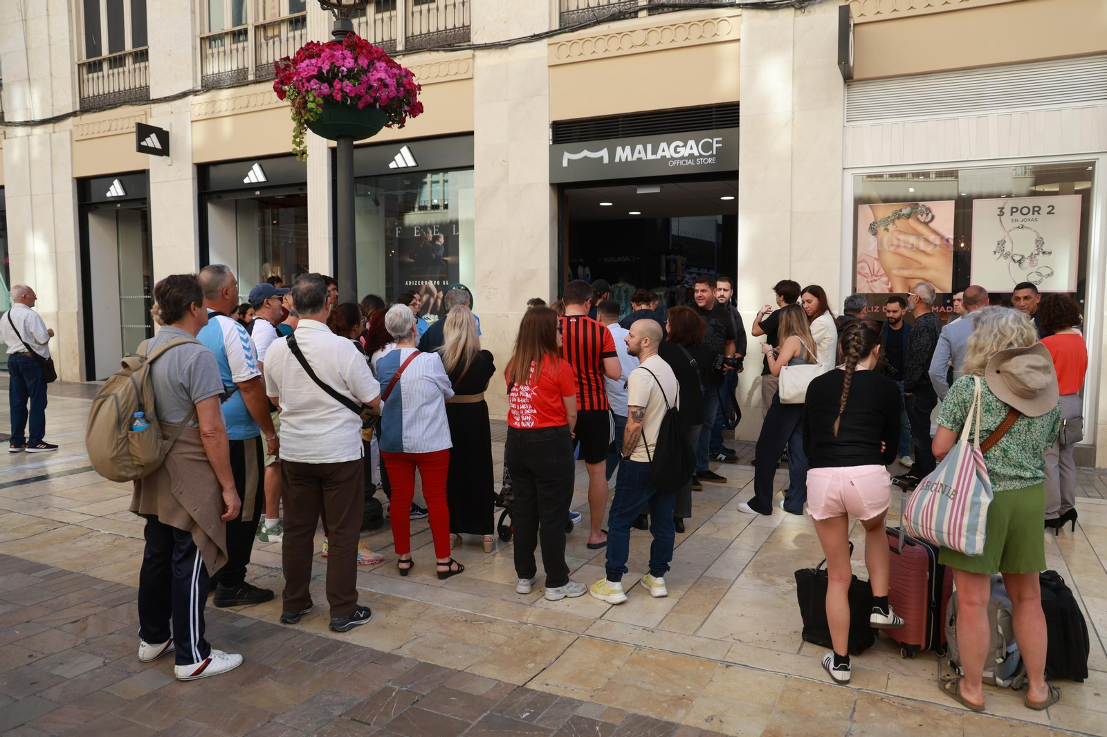 La tienda del Málaga CF en Calle Larios, en fotos La tienda del Málaga CF en Calle Larios, en fotos