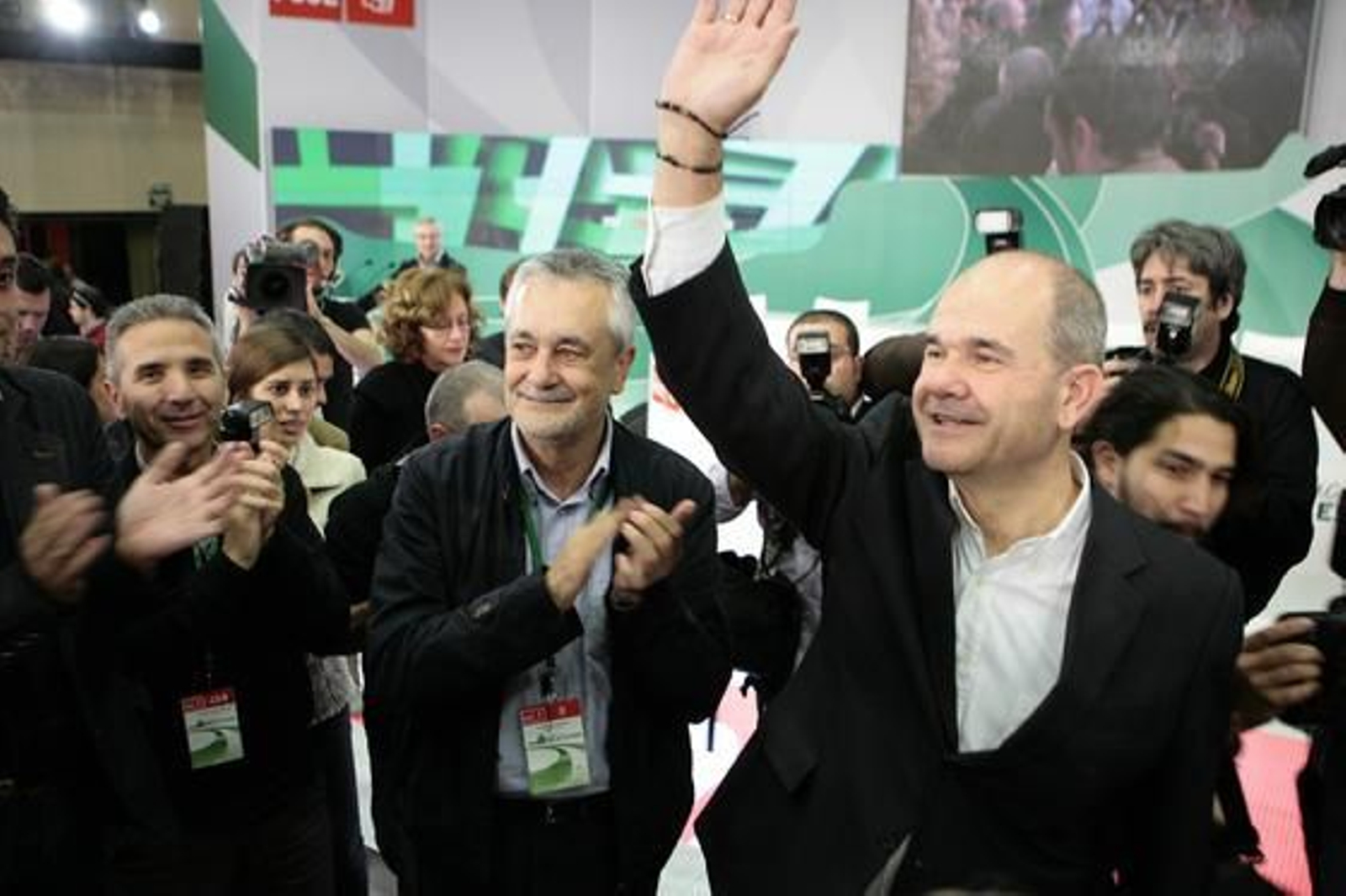 Manuel Chaves saluda a los asistentes al Congreso Extraordinario. / Juan Carlos Muñoz