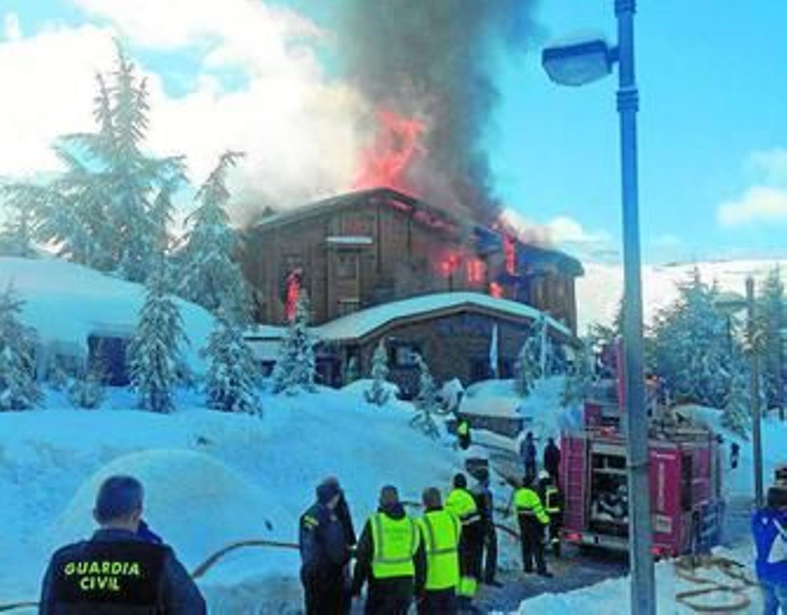 Los bomberos de la capital tardaron unos 45 minutos en subir a Sierra Nevada ante el incendio del Lodge.