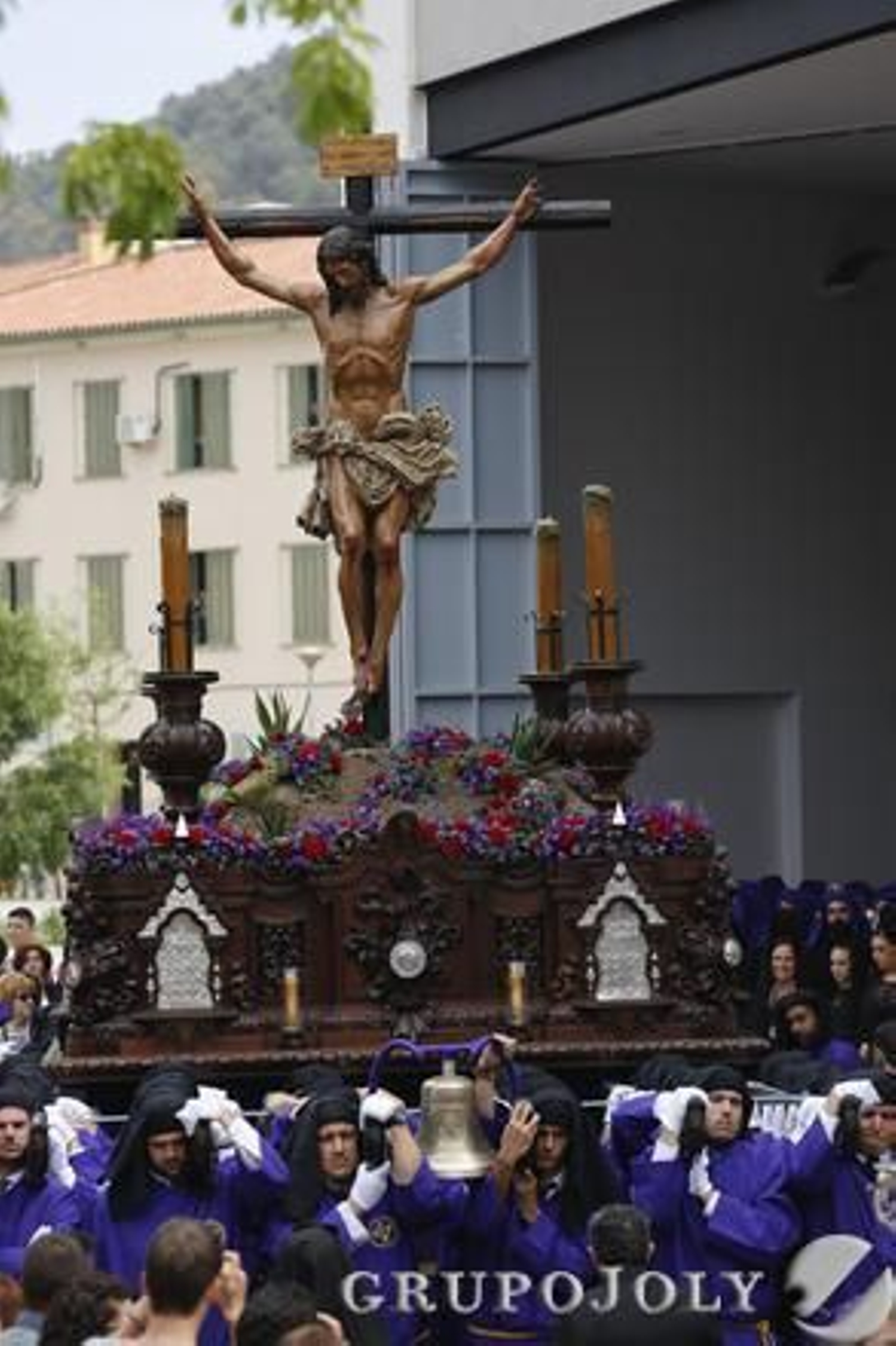 Crucifixión, Gitanos, Dolores del Puente, Pasión, Estudiantes y Cautivo protagonizaron una jornada en claroscuro./ Javier Albiñana