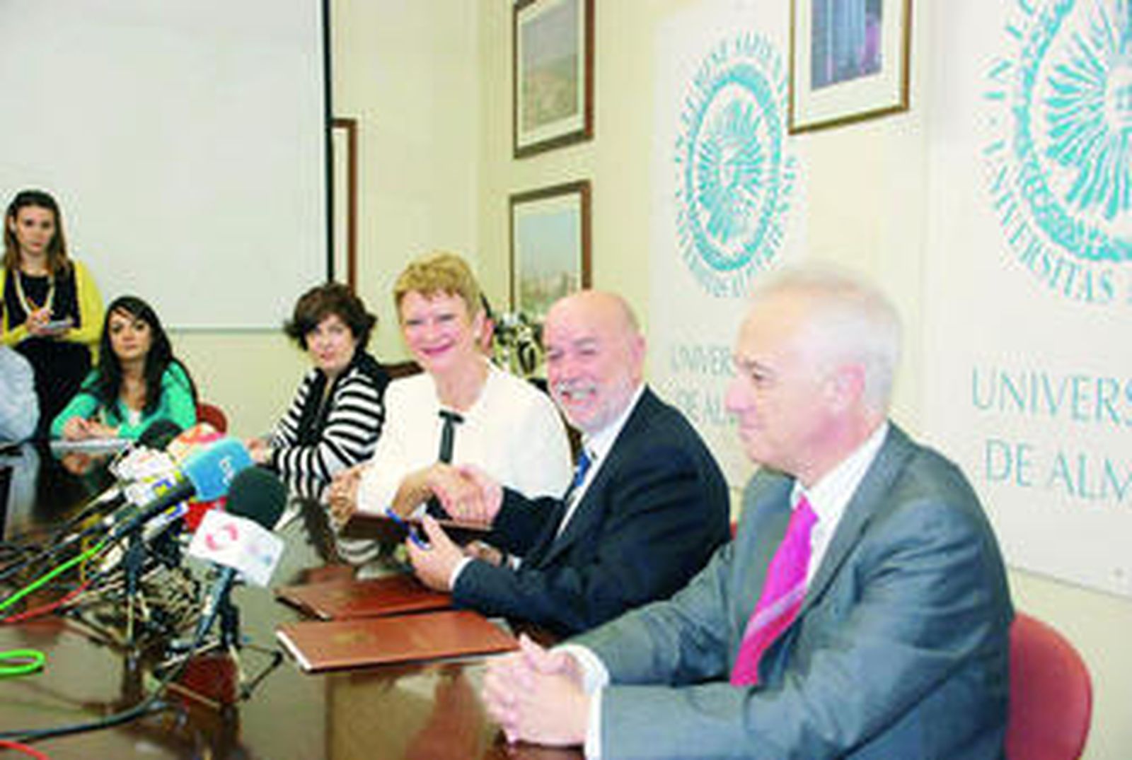 Esther Rodríguez, Consuelo Rumí, Pedro Molina y José Luis Martínez, en la firma del convenio.