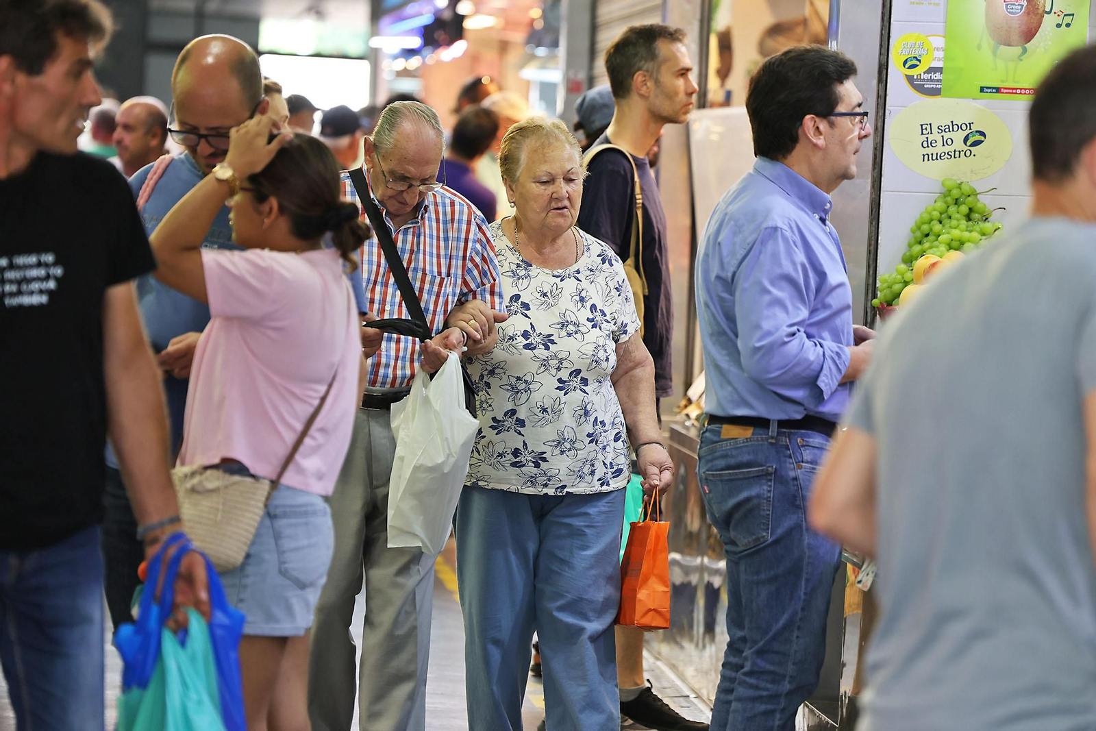 Imágenes de las compras en el entorno del Mercado del Carmen en la mañana de sábado