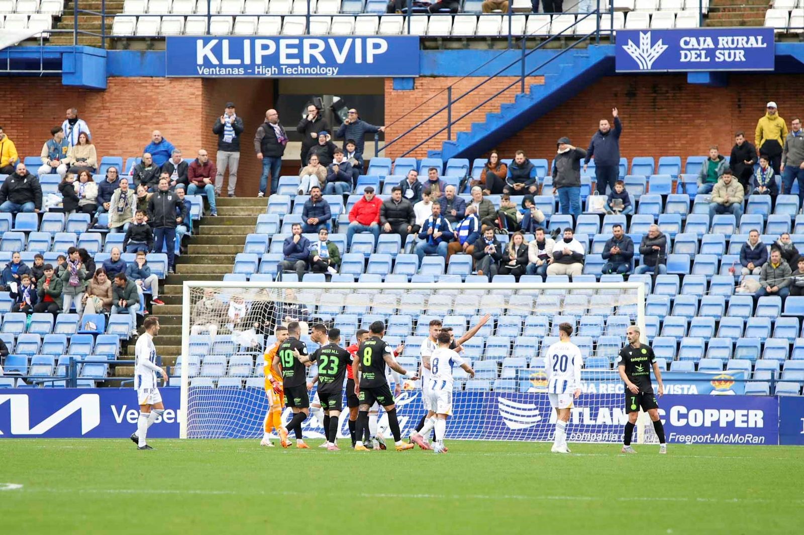 Momento de la expulsión de Rober Correa, jugador del Extremadura.