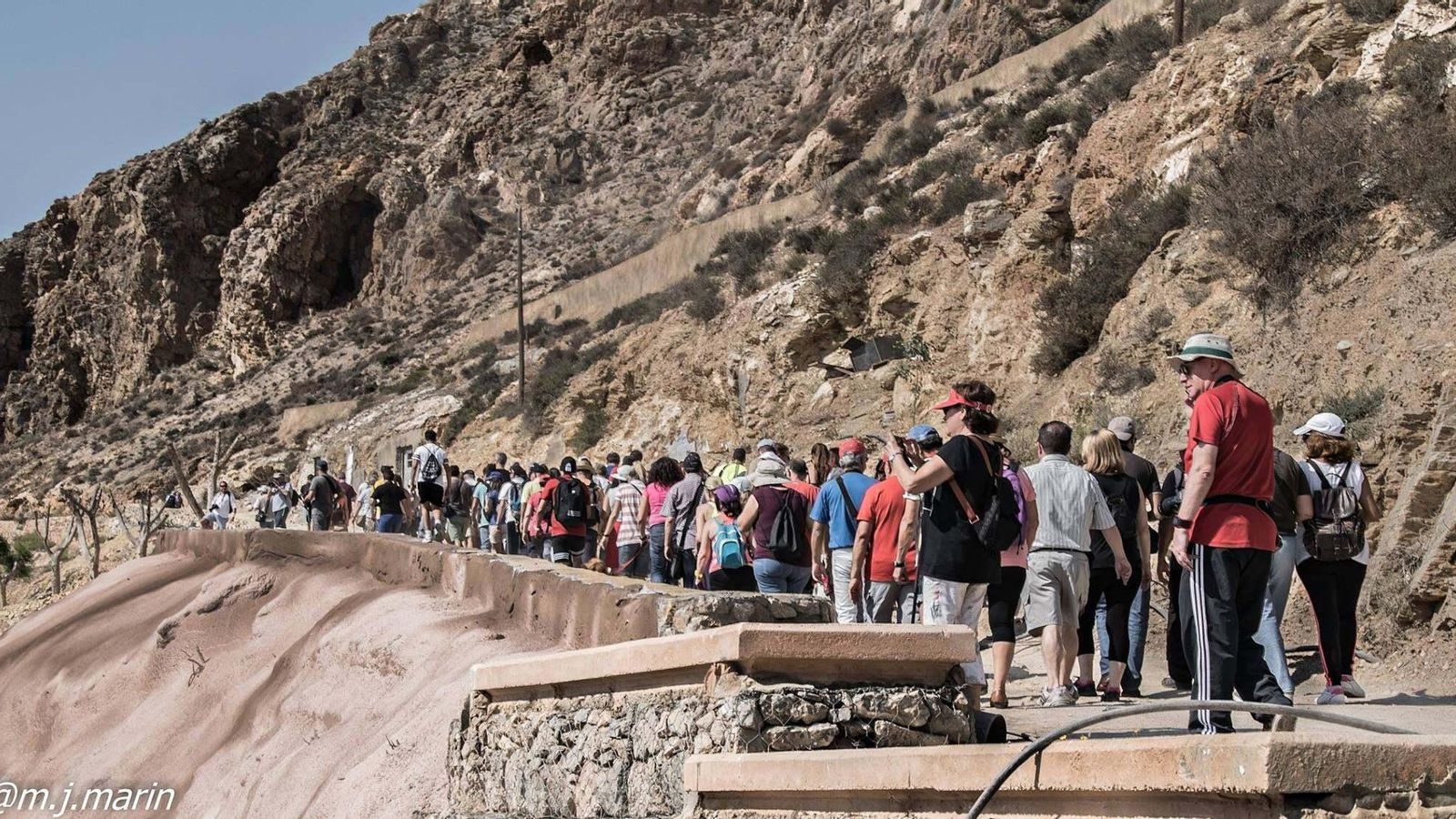 Turistas recorren el Camino Viejo.