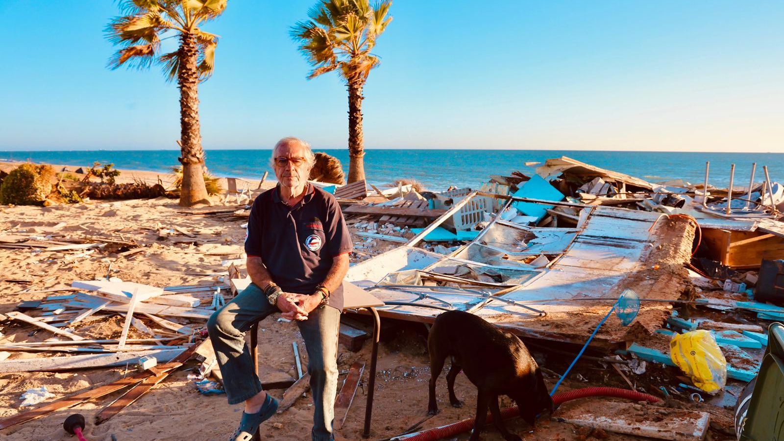 Manuel Da Silva, junto a su chiringuito en ruinas.