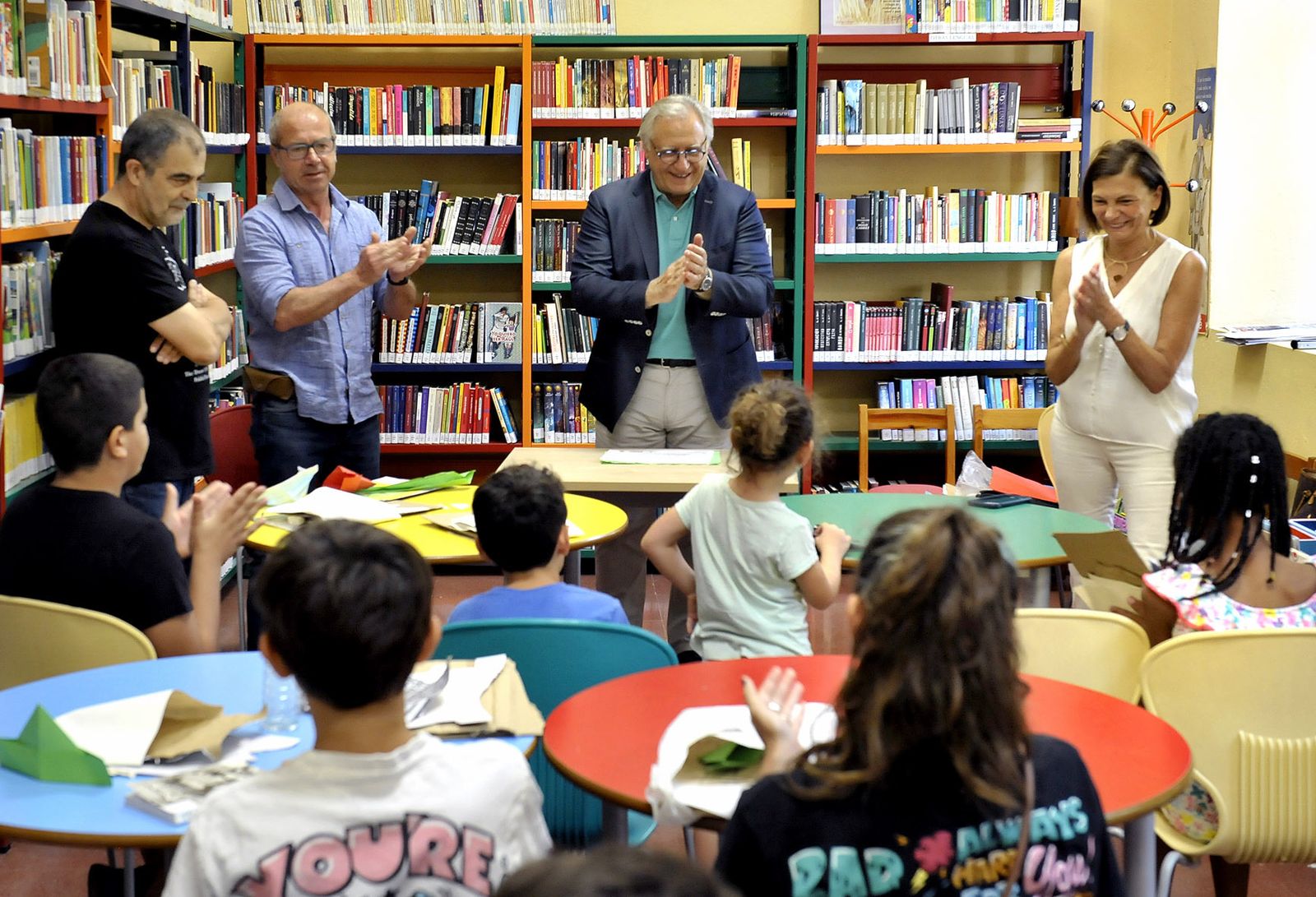 Francisco Camas, aplaudiendo a los menores participantes en el taller ‘Historia del libro’.