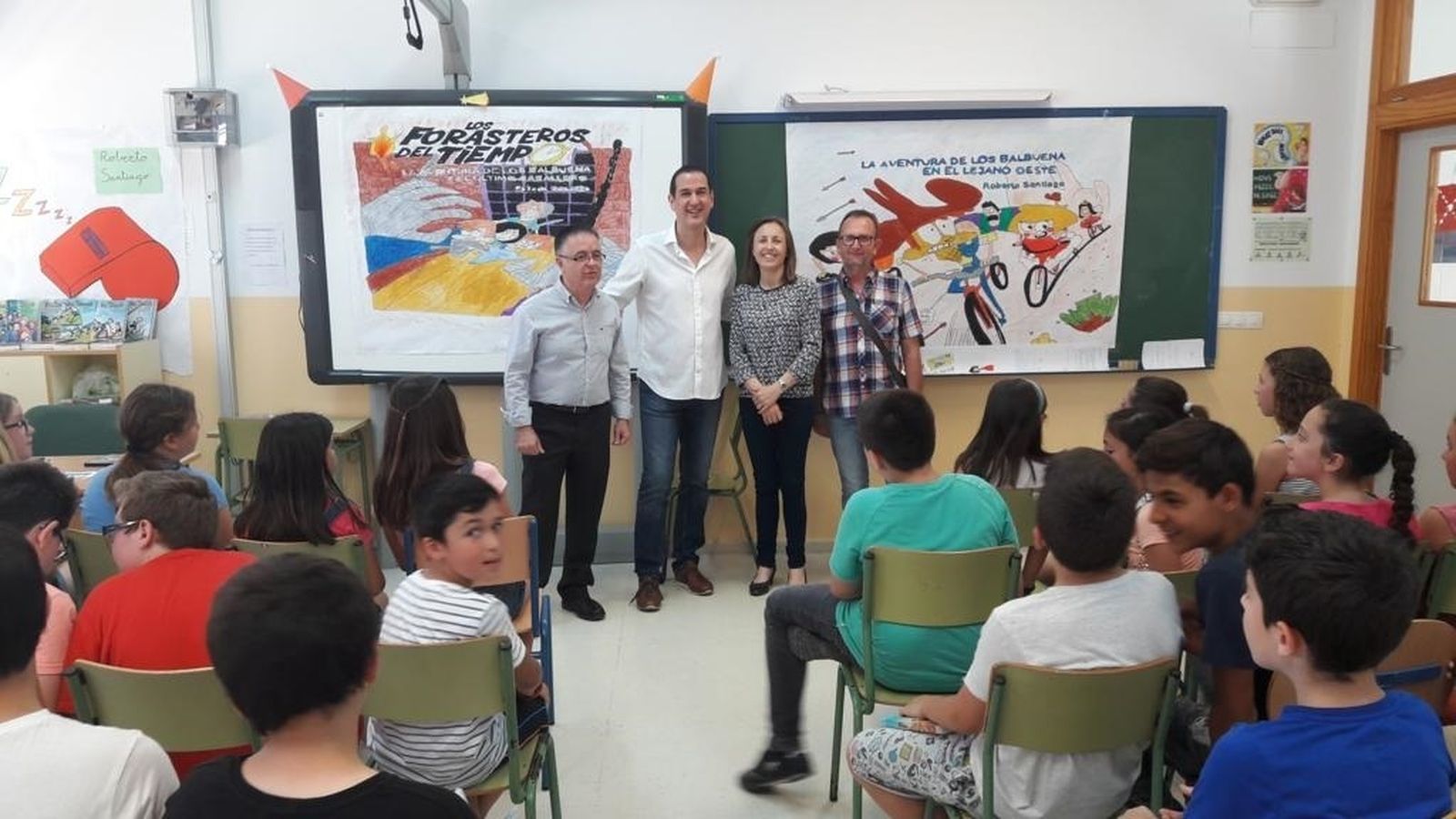 La delegada de Educación durante su visita al colegio roquetero.