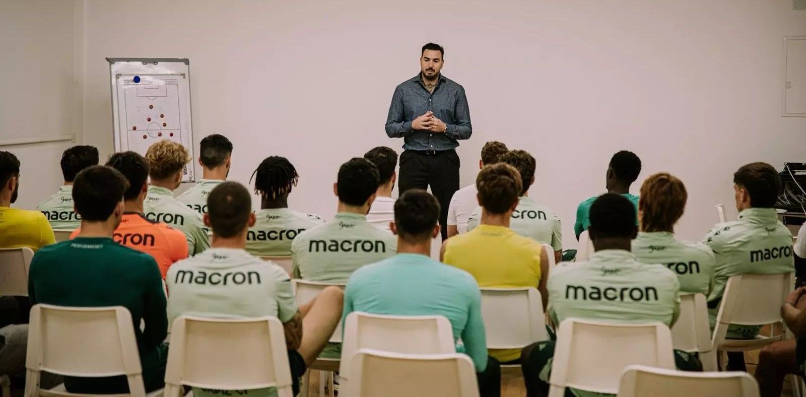 Charla de Roberto Jiménez a los jugadores del Cádiz.