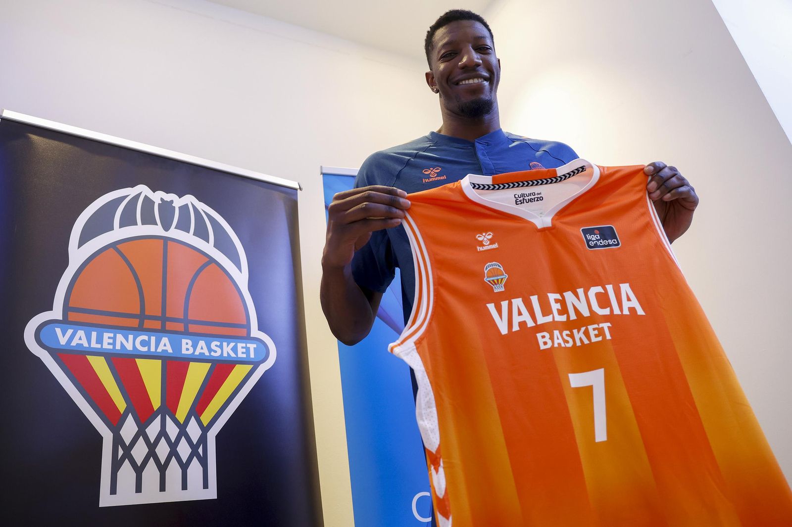 Yankuba Sima es presentado como nuevo jugador del primer equipo masculino del Valencia Basket.