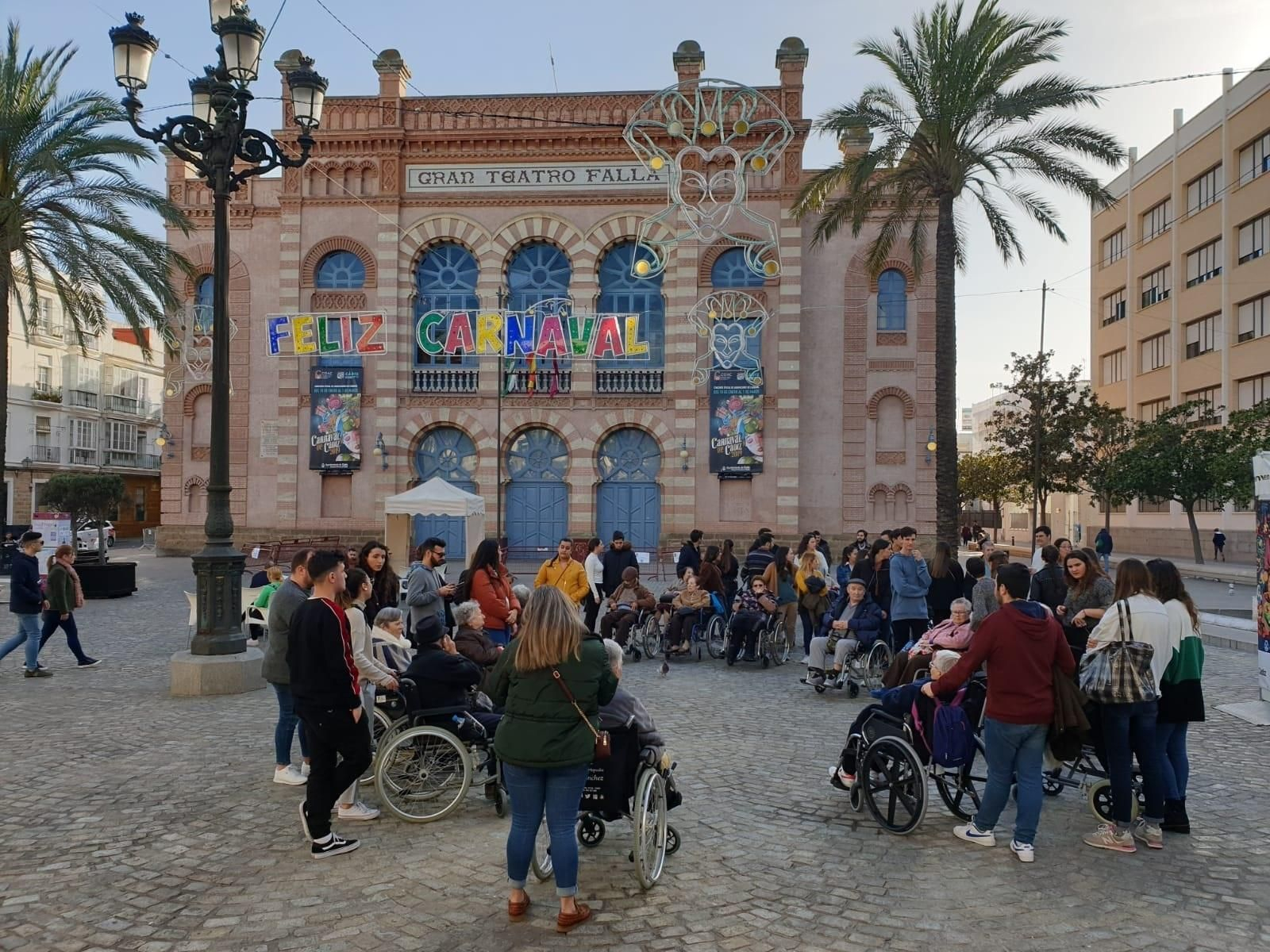 Los jóvenes cofrades pasean por el Falla con los ancianos de la residencia Fragela