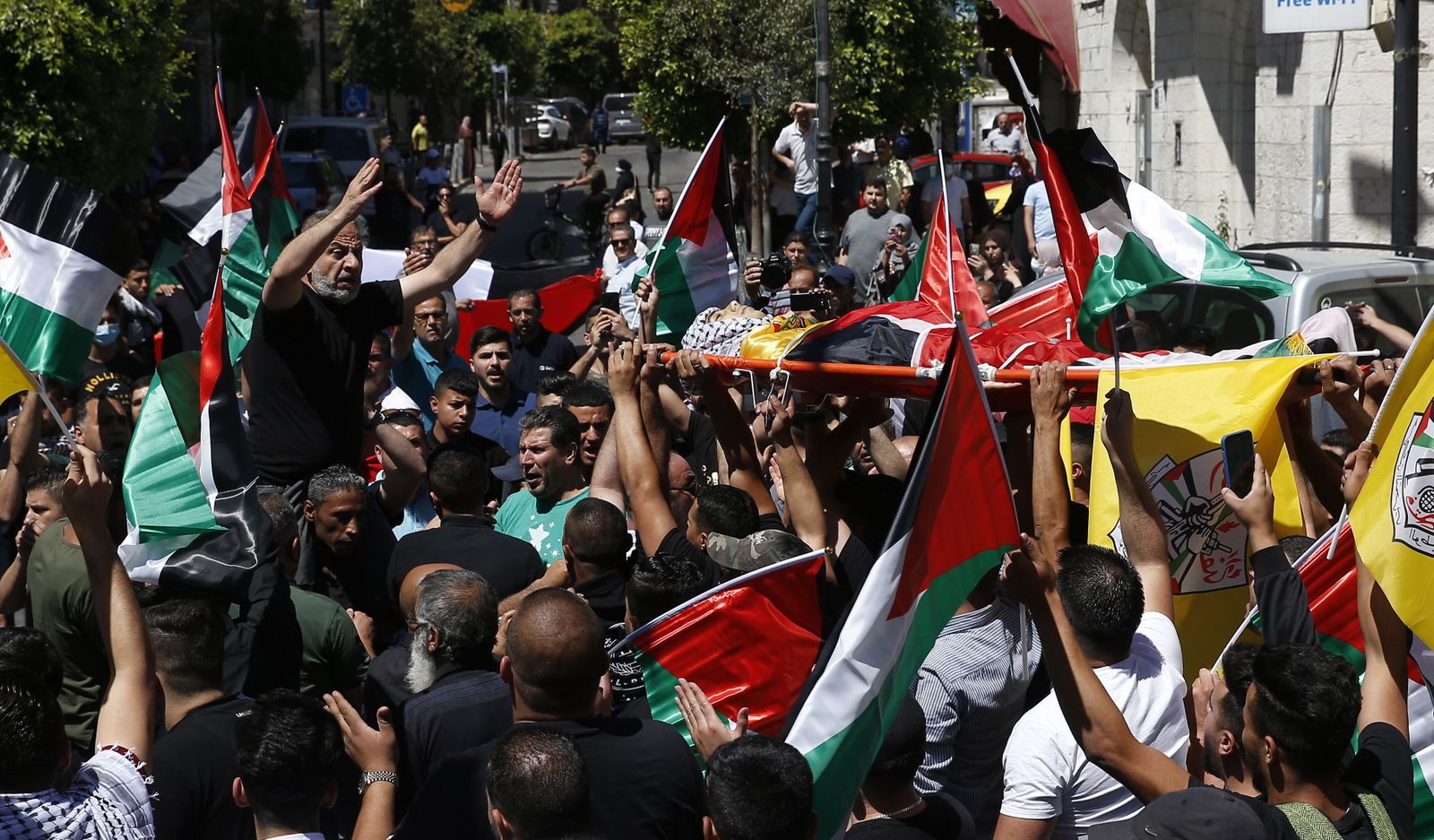 Una multitud de palestinos portan el cuerpo de un adolescente de 15 años para su funeral en la ciudad cisjordana de Ramala.