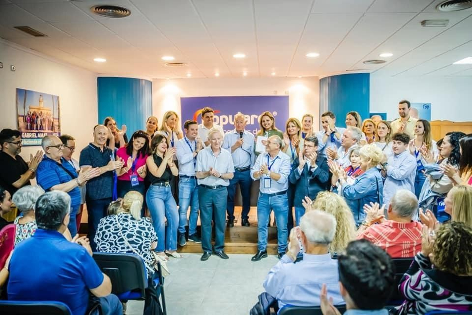 Gabriel Amat celebra en la sede del Partido Popular de Roquetas de Mar.