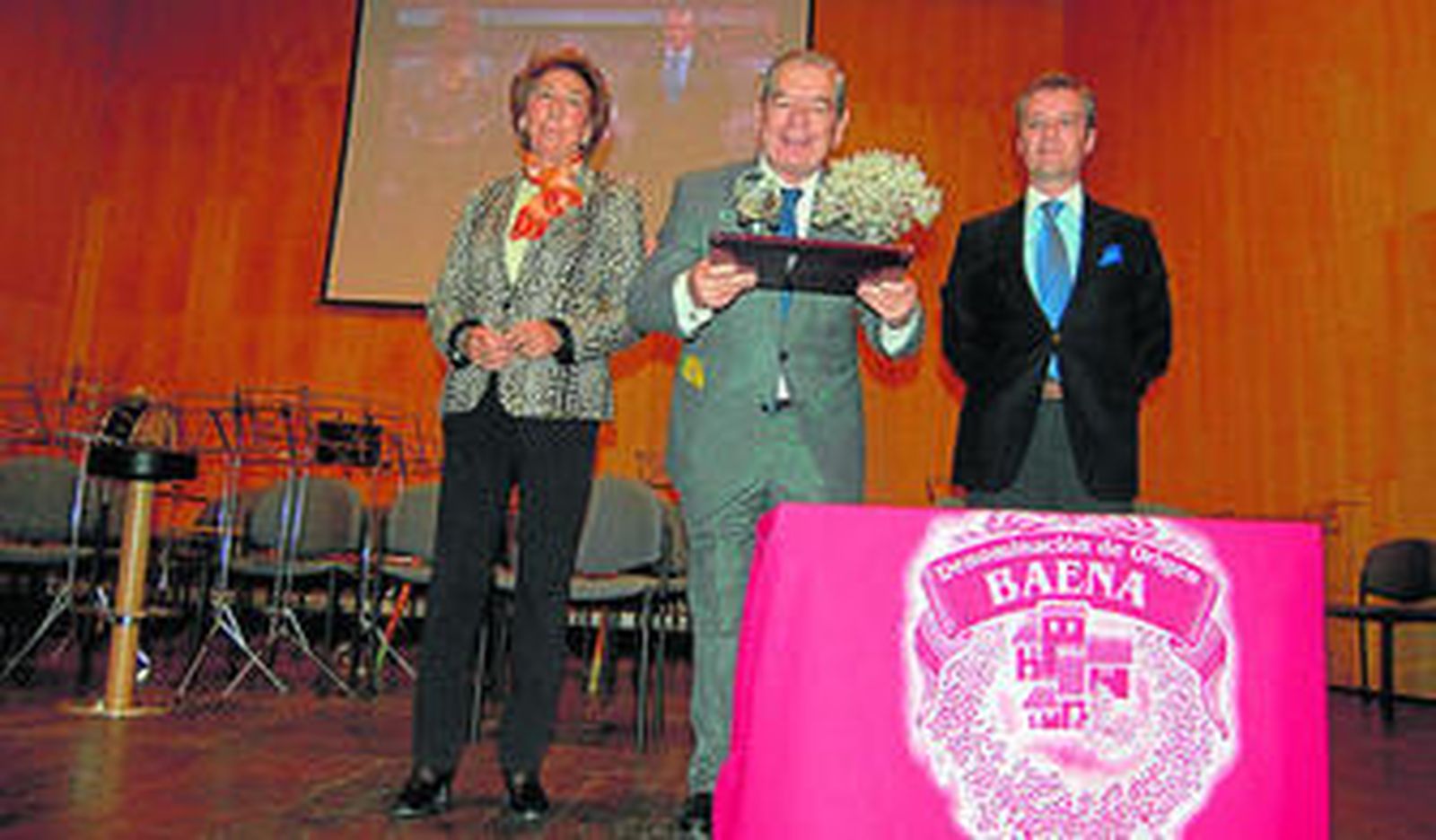 Francisco Núñez de Prado muestra el reconocimiento a su trayectoria empresarial.