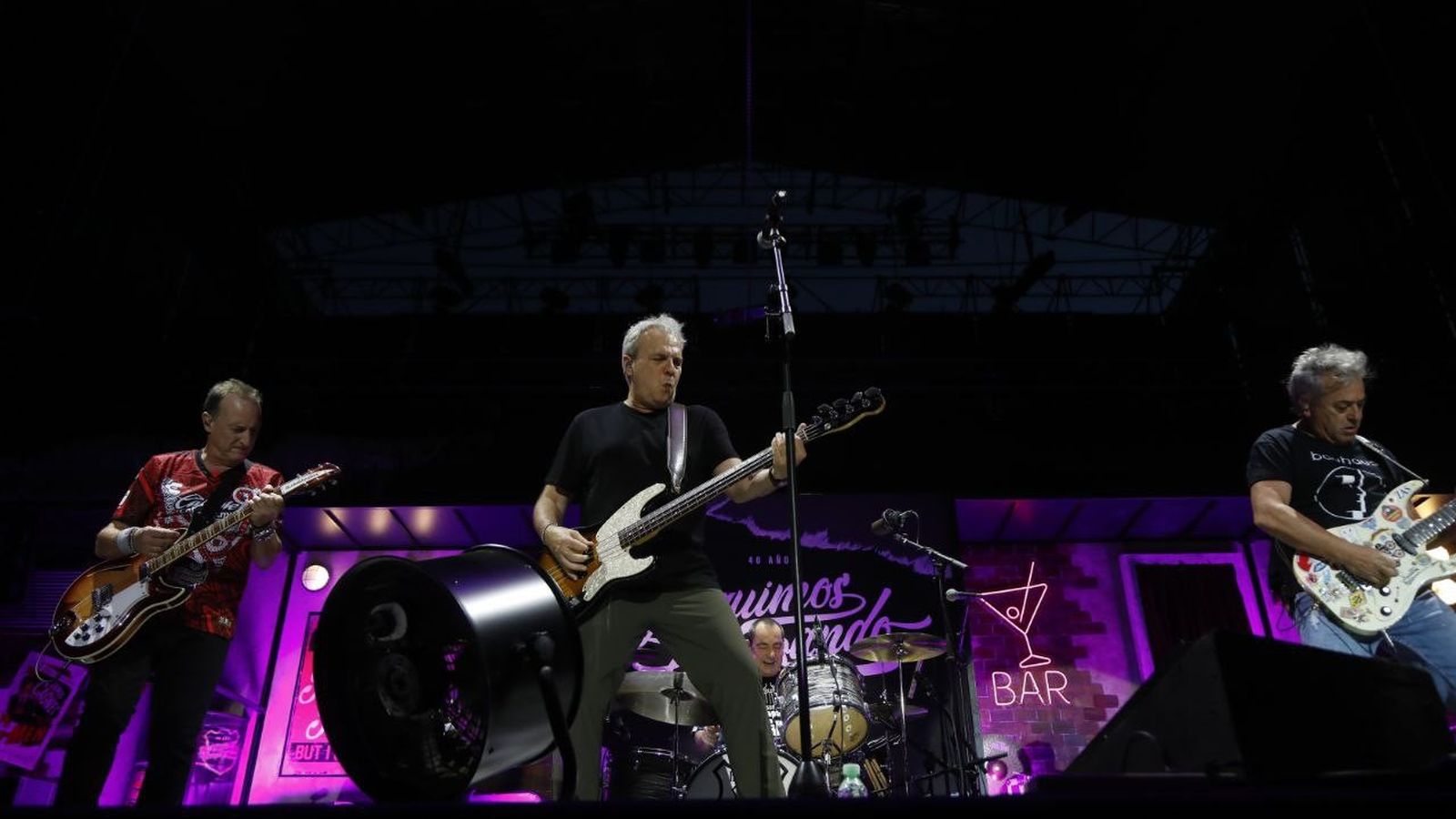 Hombres G en plena actuación en su último concierto en Córdoba en 2023