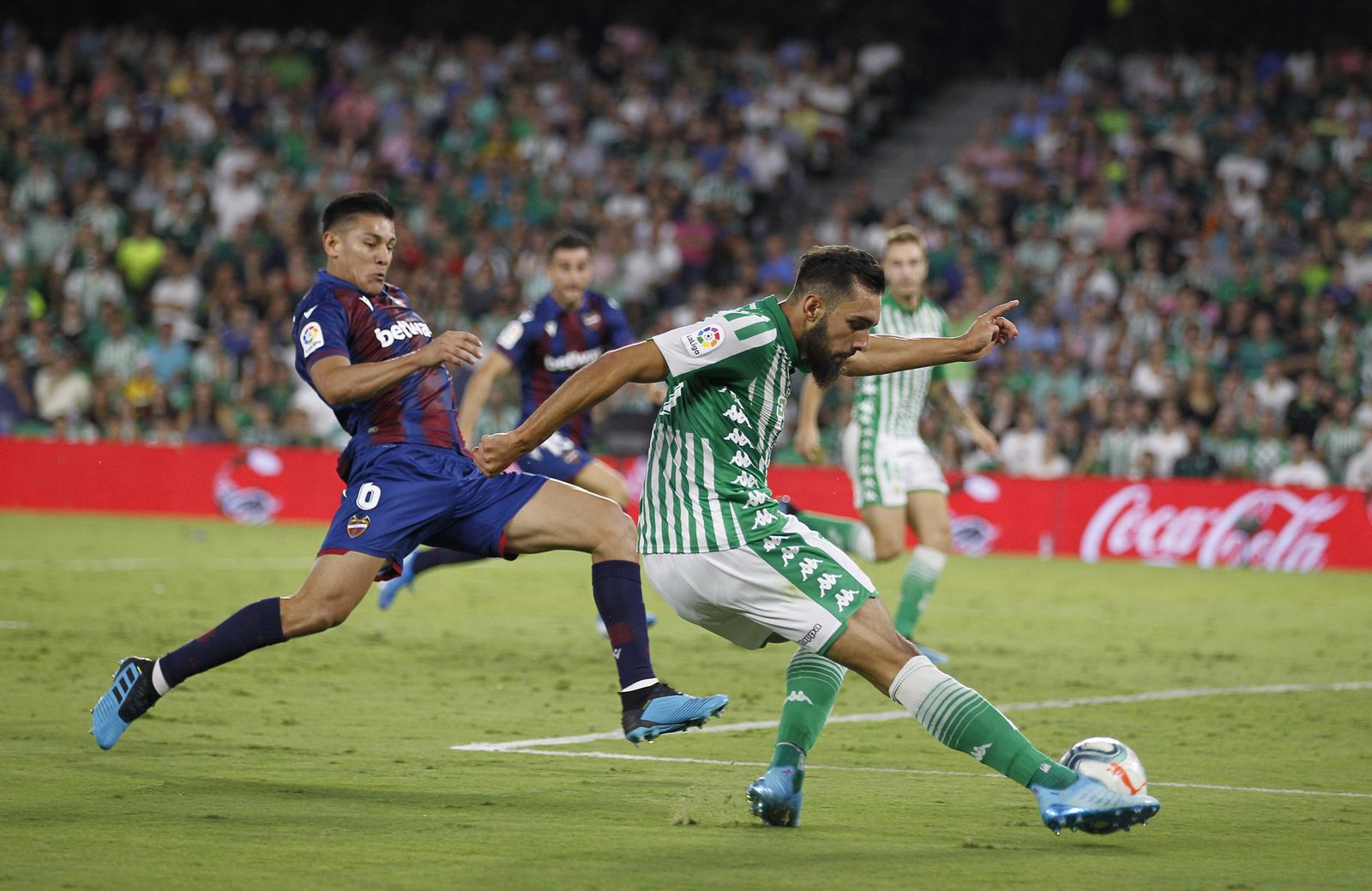 Borja Iglesias pone un pase atrás.