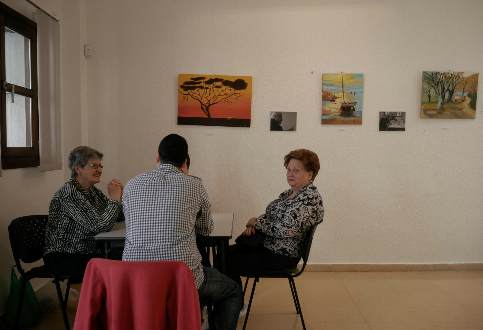 Tres vecinas del Distrito charlan en el Centro Cívico del Albaicín