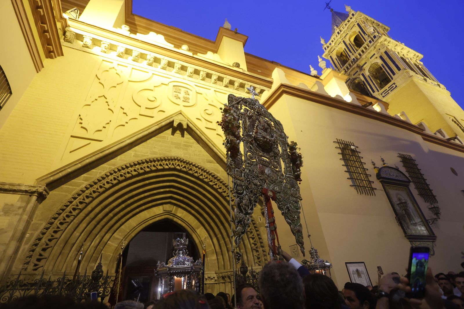 Imágenes del traslado del Simpecado de la Hermandad del Rocío de Triana