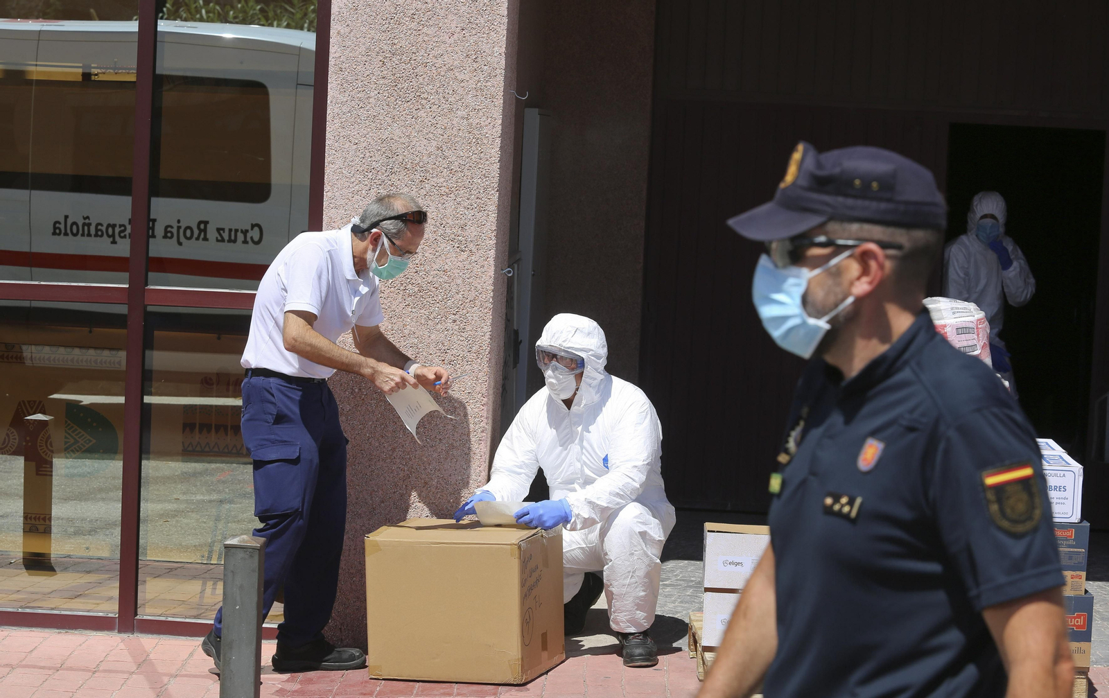 Un policía y personal de Cruz Roja.