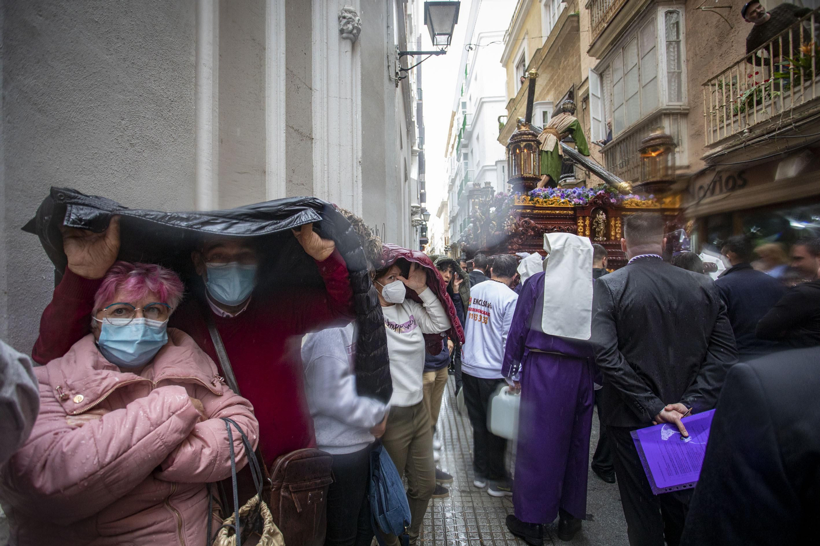 Las imágenes de la cofradía del Nazareno del Amor en la Semana Santa de Cádiz 2022
