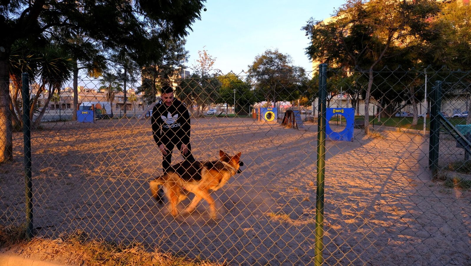 El parque canino de la calle Bizet, en la Vega, ha sido último en habilitarse