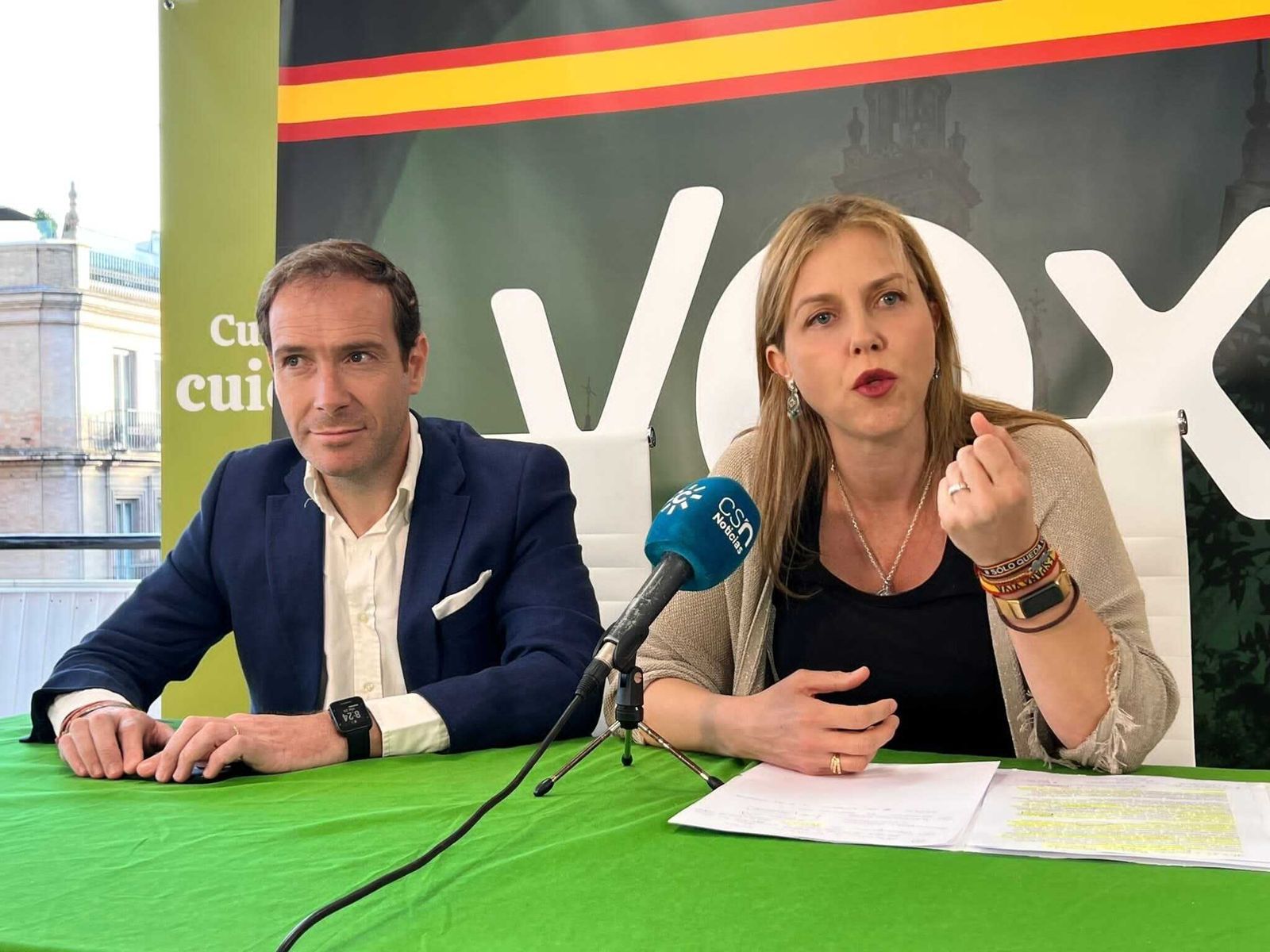La candidata de Vox a la alcaldía, Cristina Peláez, y el presidente de Vox Sevilla, Javier Cortés.