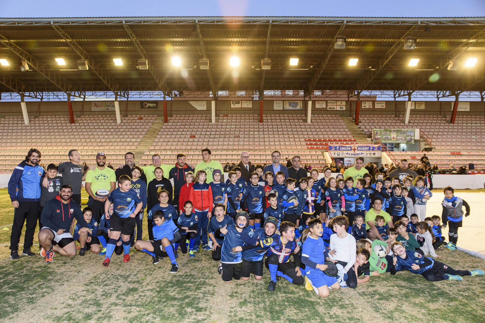 Tras la visita a las instalaciones hubo foto de familia con las bases del URA