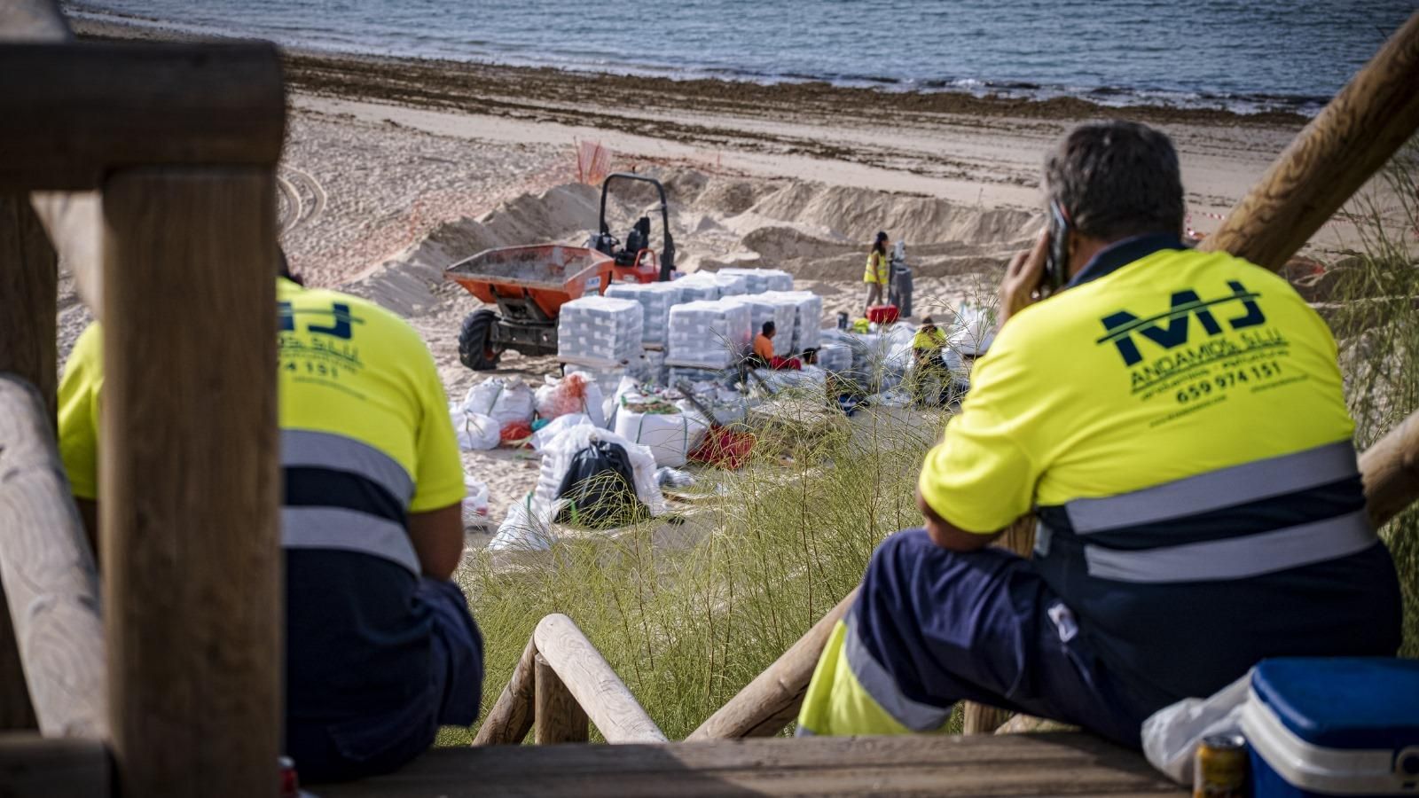 Dos trabajadores, en las obras que se ejecutan en la playa portuense.