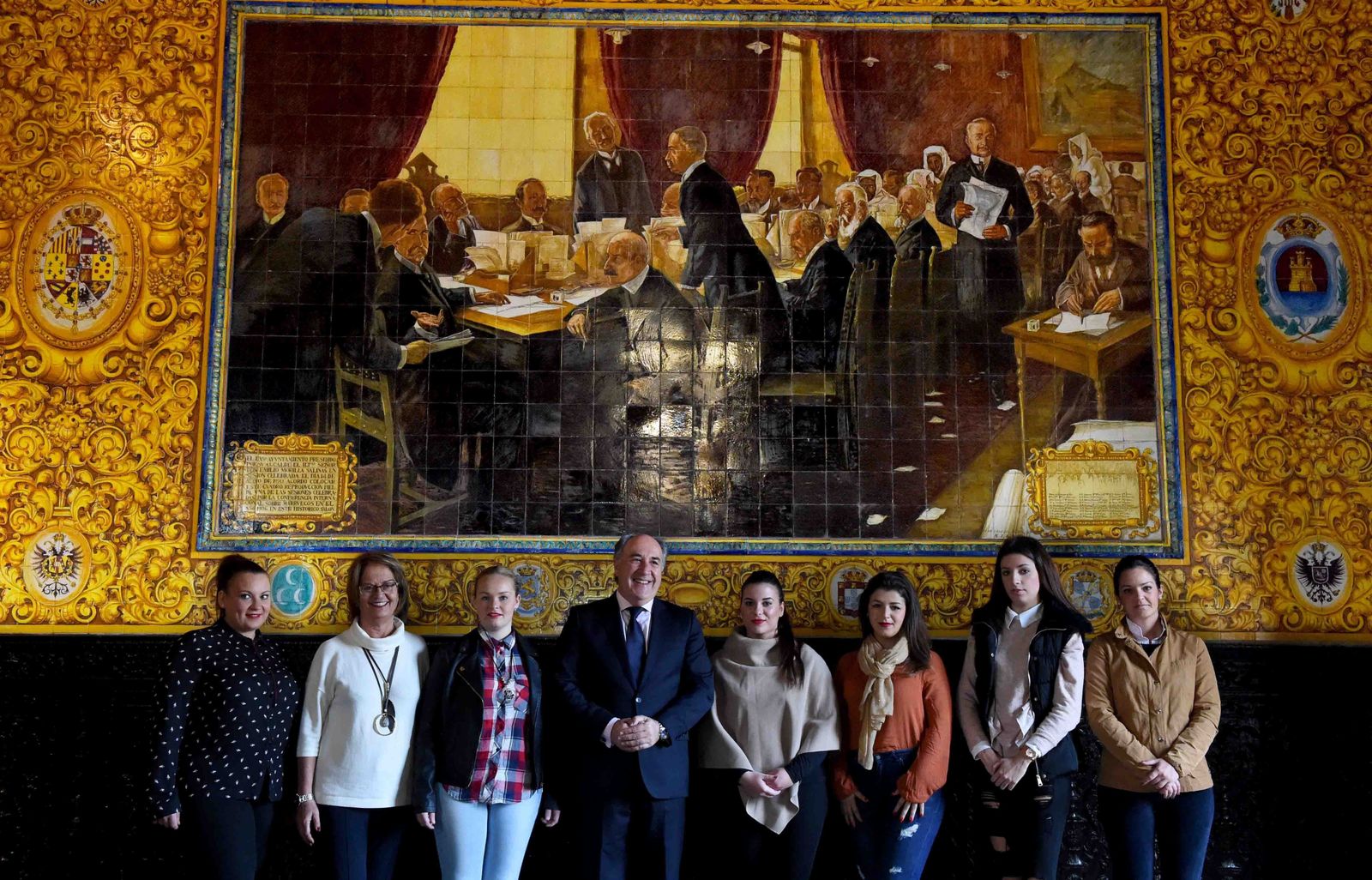 Landaluce y Cid posan con la diosa (a la derecha del alcalde) y las ninfas del Carnaval de este año.