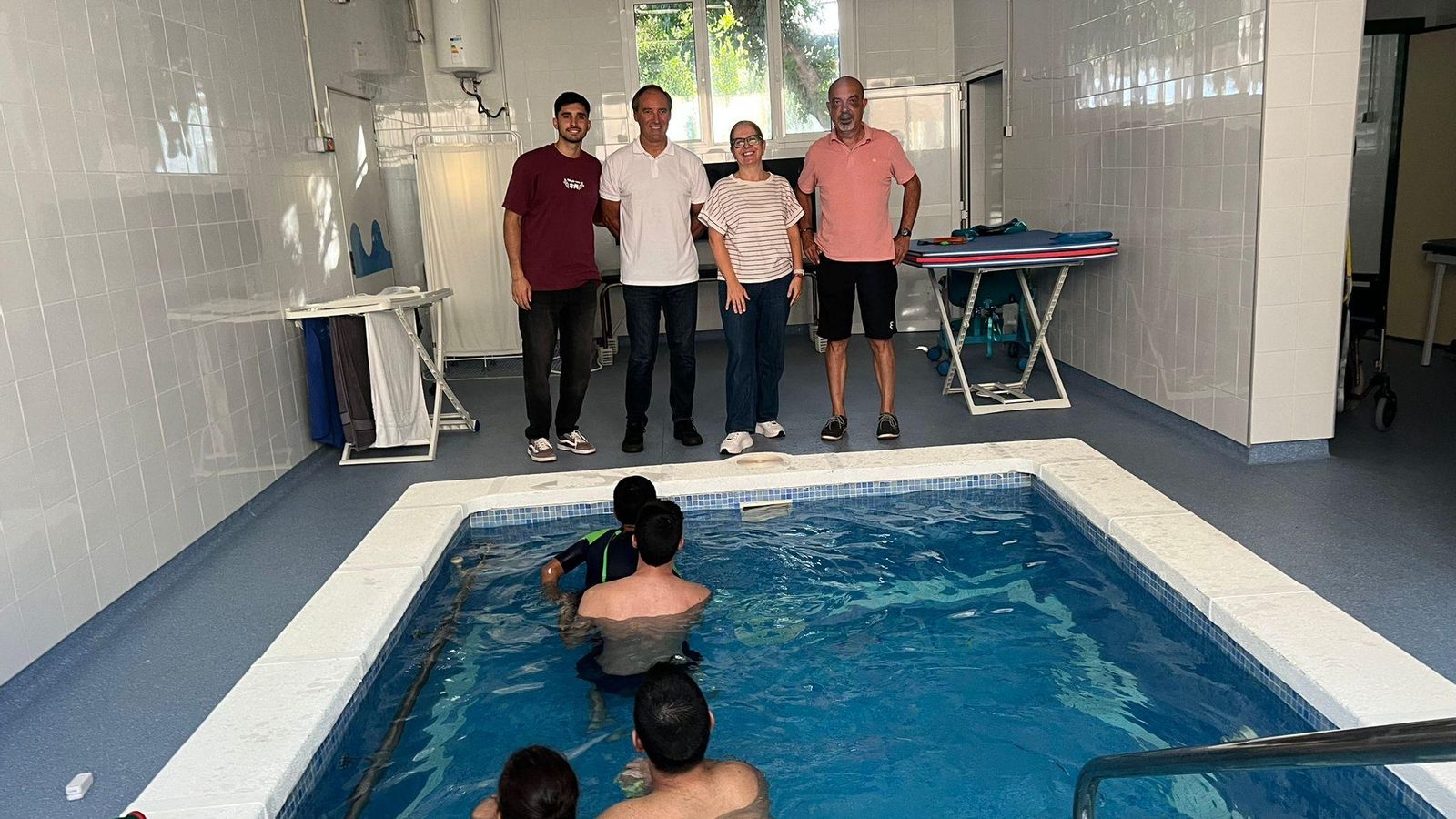 Visita del concejal Antonio Casimiro durante la actividad llevada a cabo en la piscina del centro educativo almeriense.