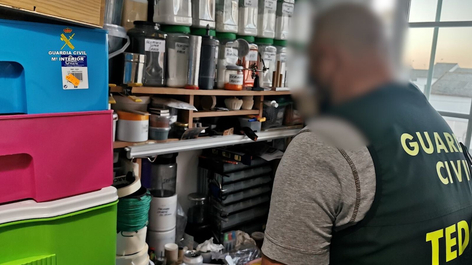 Un agente revisa las sustancias almacenadas en la vivienda de Castilleja de la Cuesta.