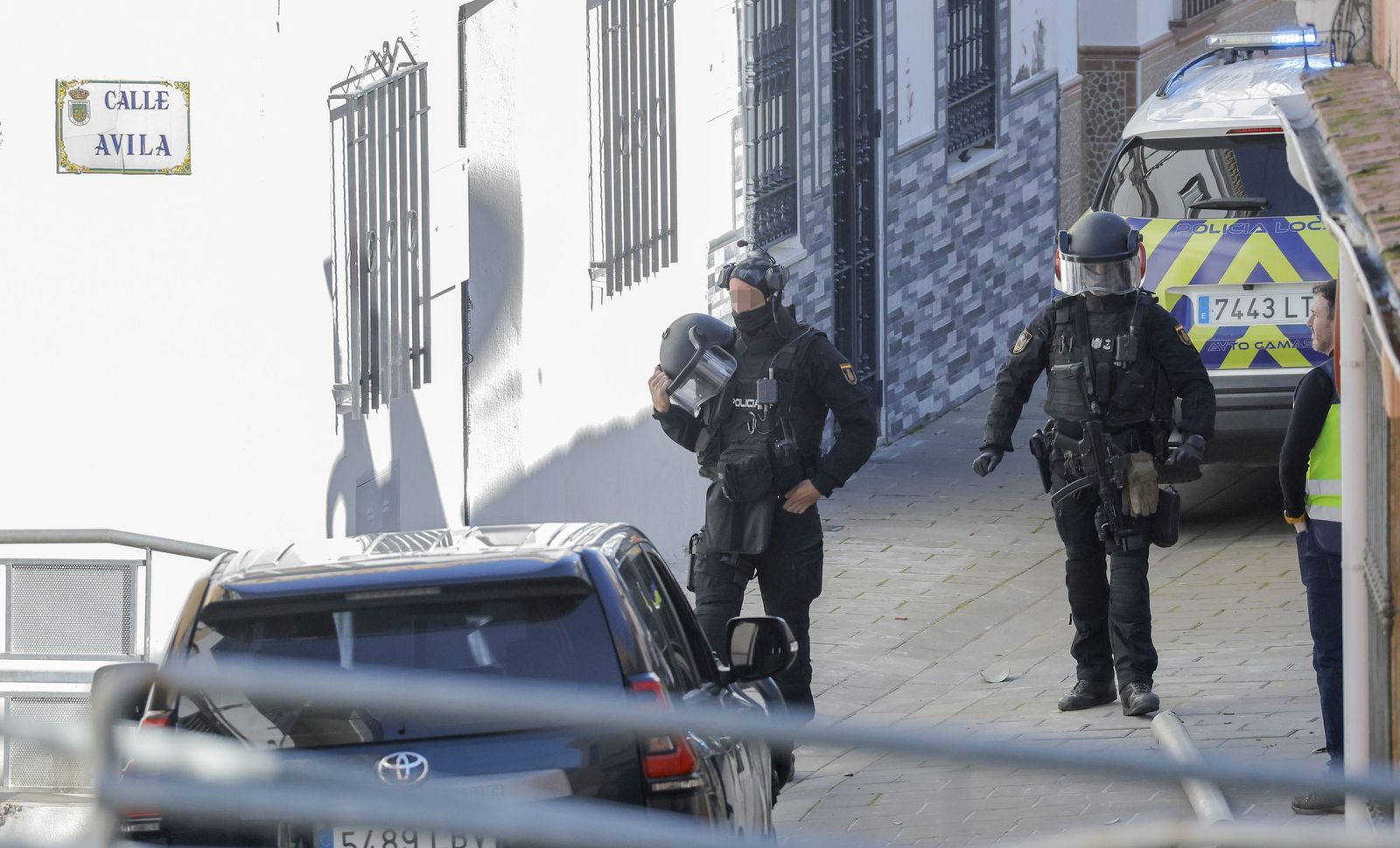 Agentes del GOES, preparados para asaltar la vivienda del sospechoso.
