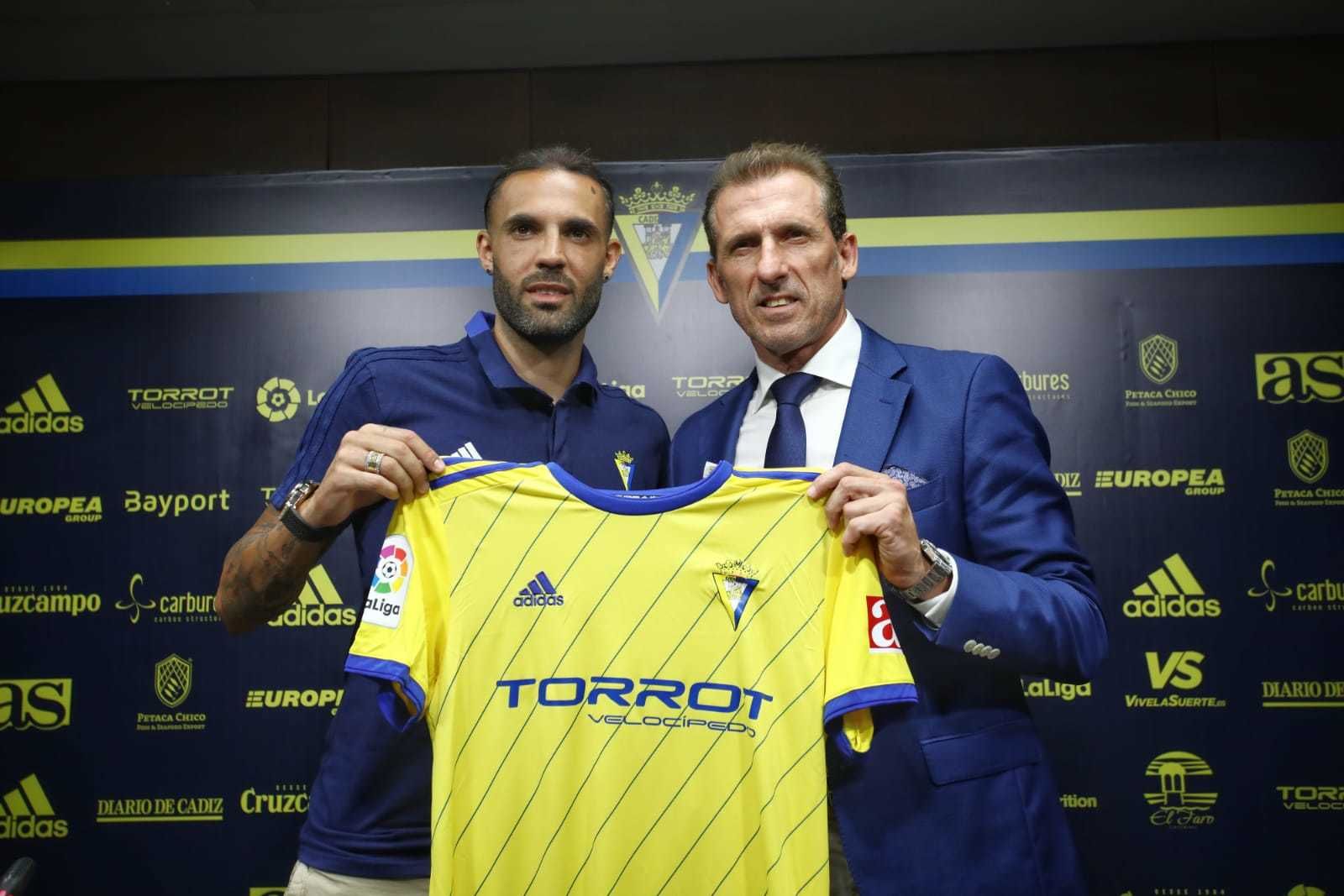 Óscar Arias con Sergio Sánchez, durante su presentación