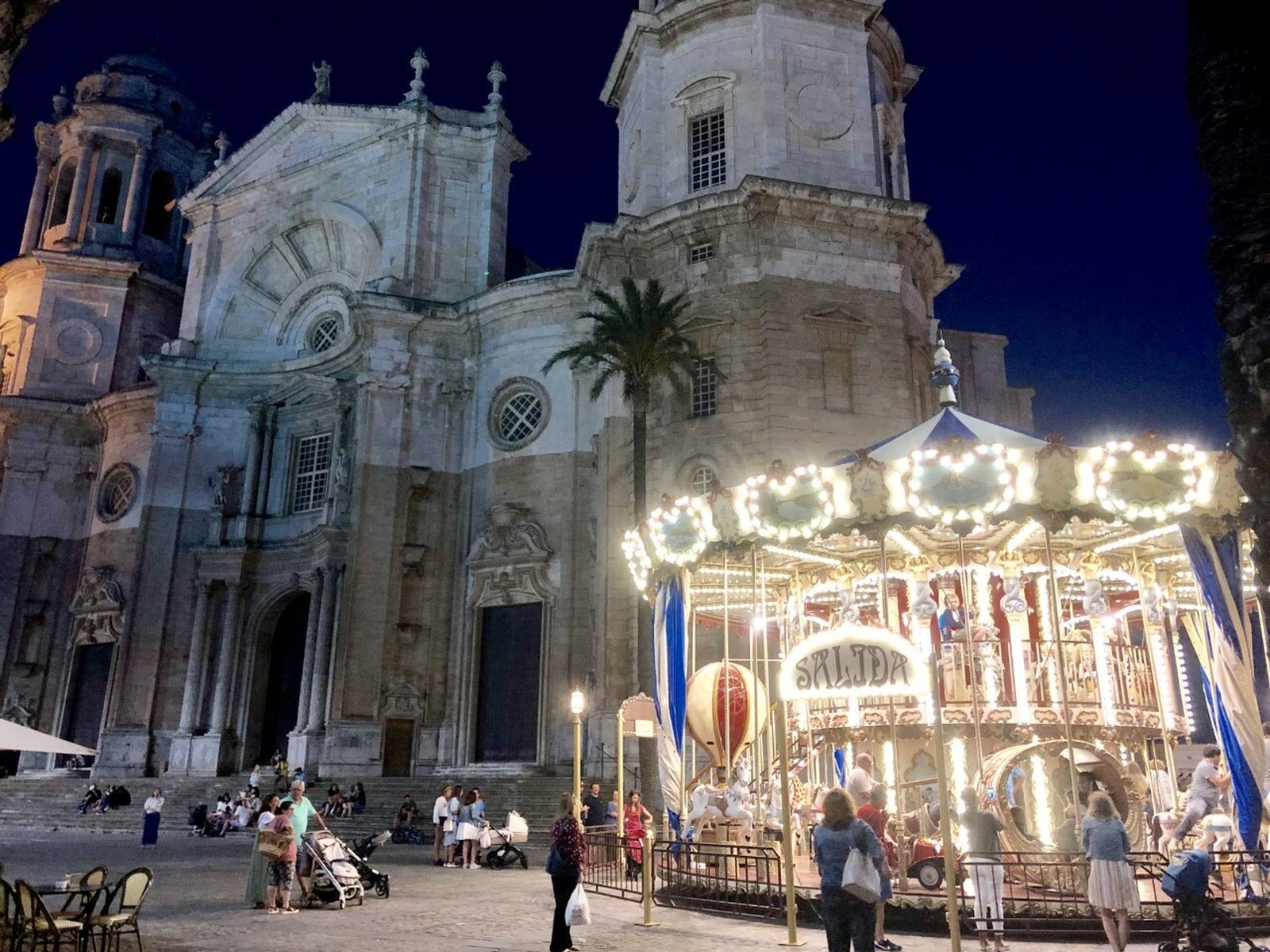 El tiovivo en uno de los laterales de la plaza de la Catedral de Cádiz
