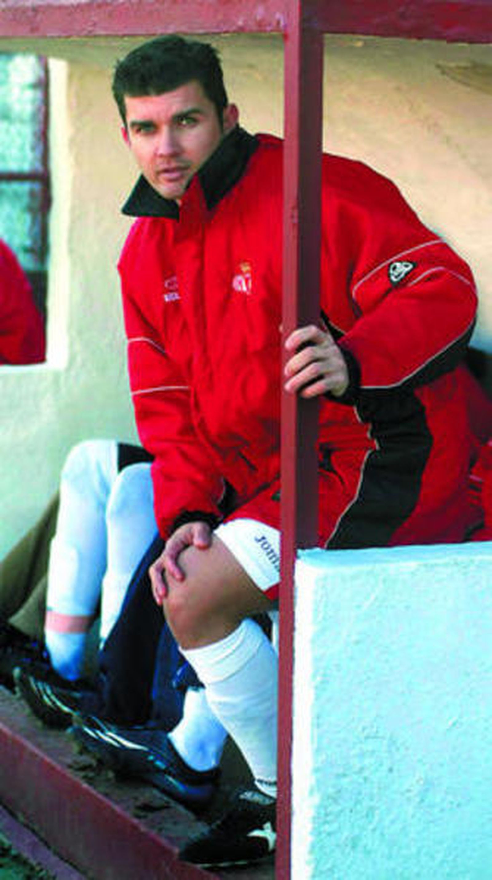 Lozano posa en el banquillo del Chiclana en el último partido.