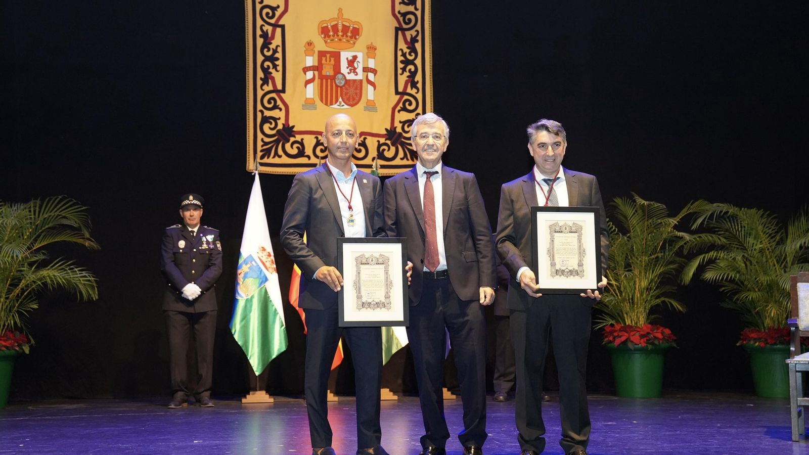 El alcalde de Estepona junto a los nombrados Hijos Predilectos.