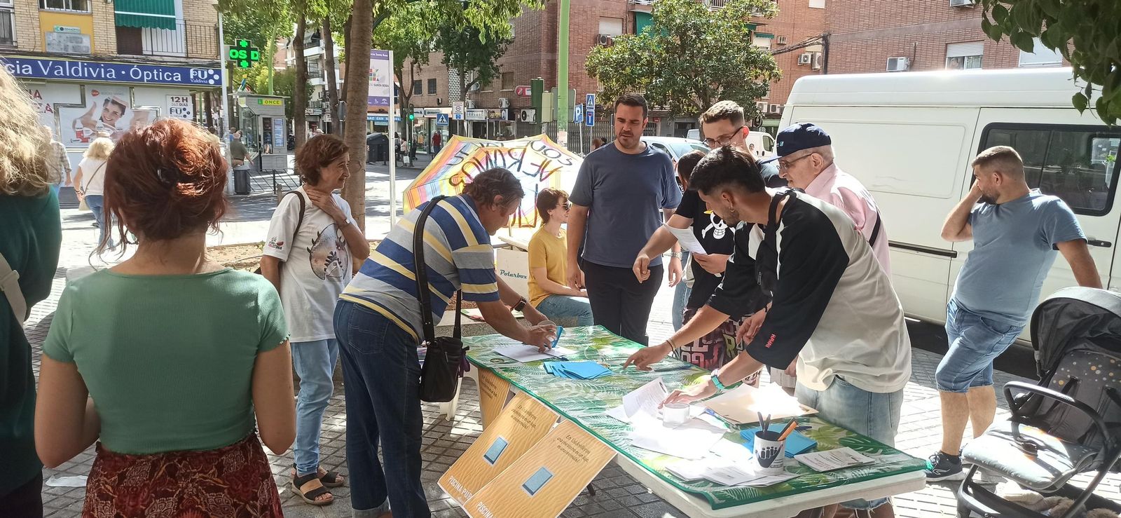 Un momento de la recogida de firmas para pedir una piscina en Valdeolleros
