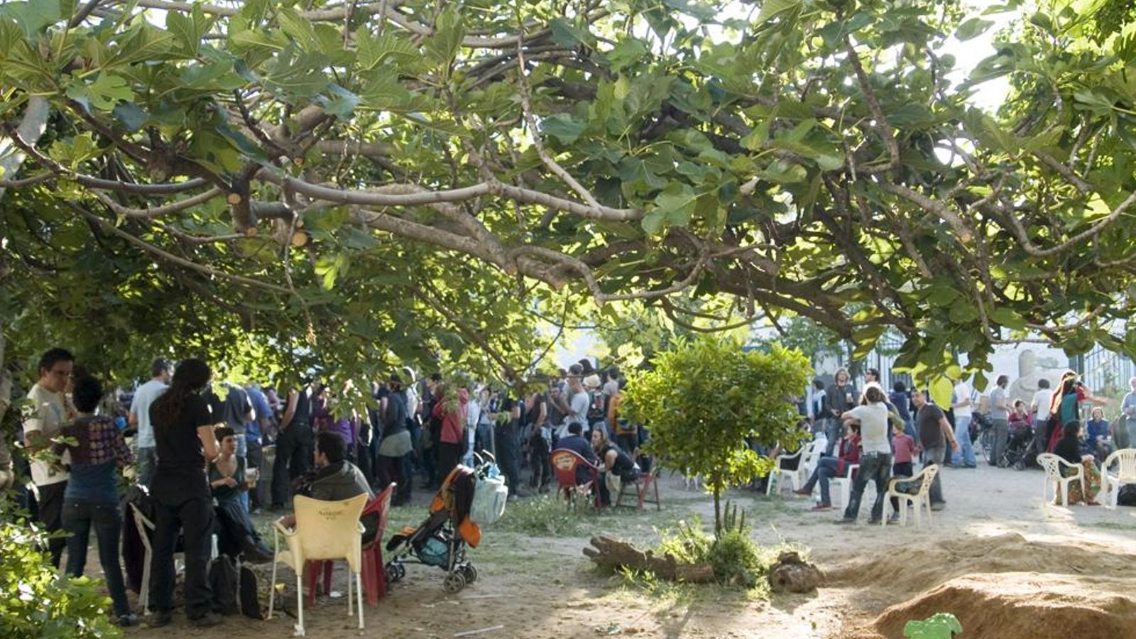 Encuentro celebrado en el Huerto del Rey Moro por los vecinos de la zona.