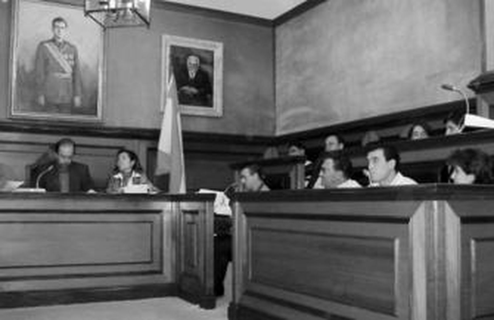 El Pleno de Bollullos. De frente el alcalde Carlos Sánchez, a la derecha el grupo municipal de IU.